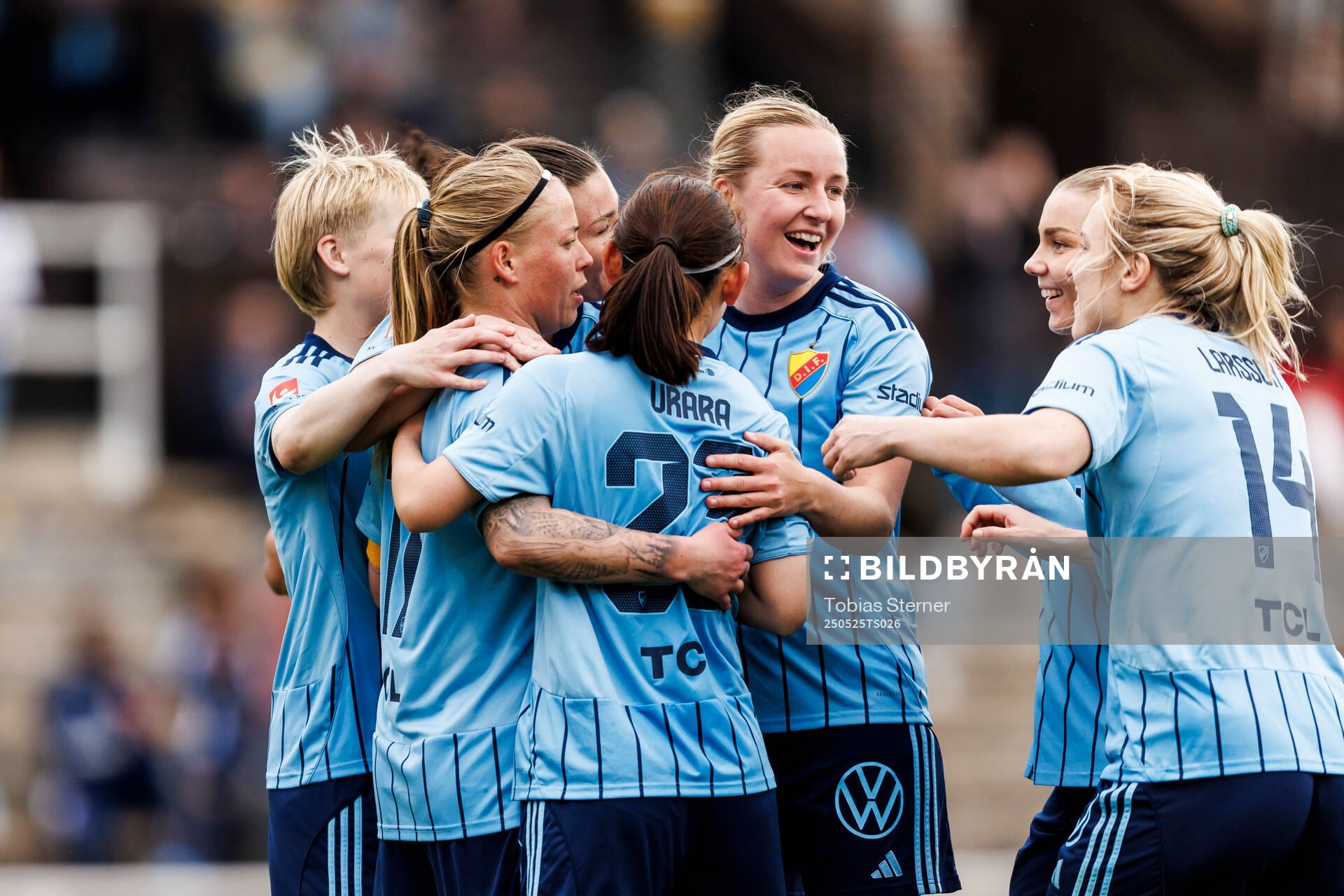 Djurgårdens Therese Åsland jublar tillsammans med lagkamrater efter 1-0 under fotbollsmatchen i Damallsvenskan mellan Djurgården och Brommapojkarna den 25 maj 2025 i Stockholm.