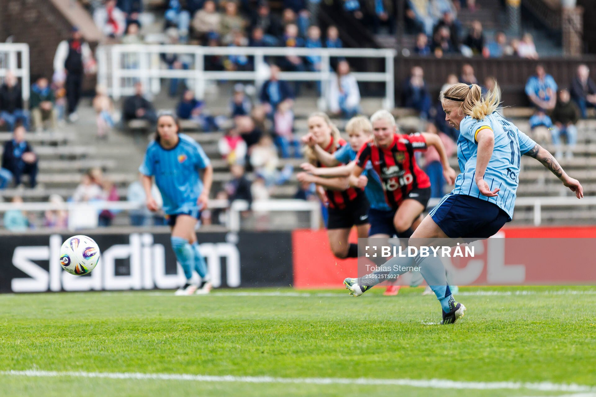 Djurgårdens Therese Åsland gör 1-0 under fotbollsmatchen i Damallsvenskan mellan Djurgården och Brommapojkarna den 25 maj 2025 i Stockholm.