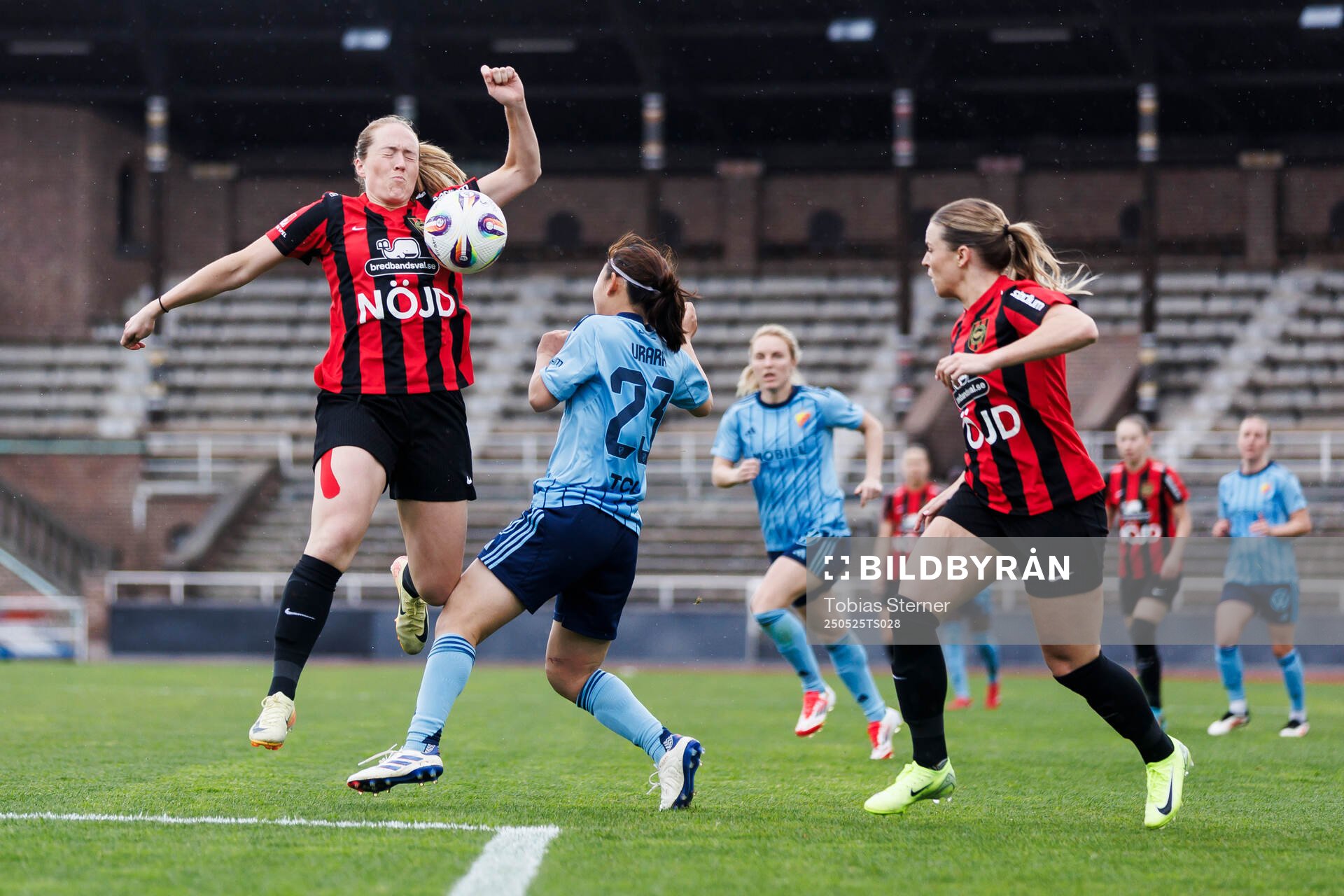 Brommapojkarnas Alice Ahlberg och Djurgårdens Urara Watanabe under fotbollsmatchen i Damallsvenskan mellan Djurgården och Brommapojkarna den 25 maj 2025 i Stockholm.