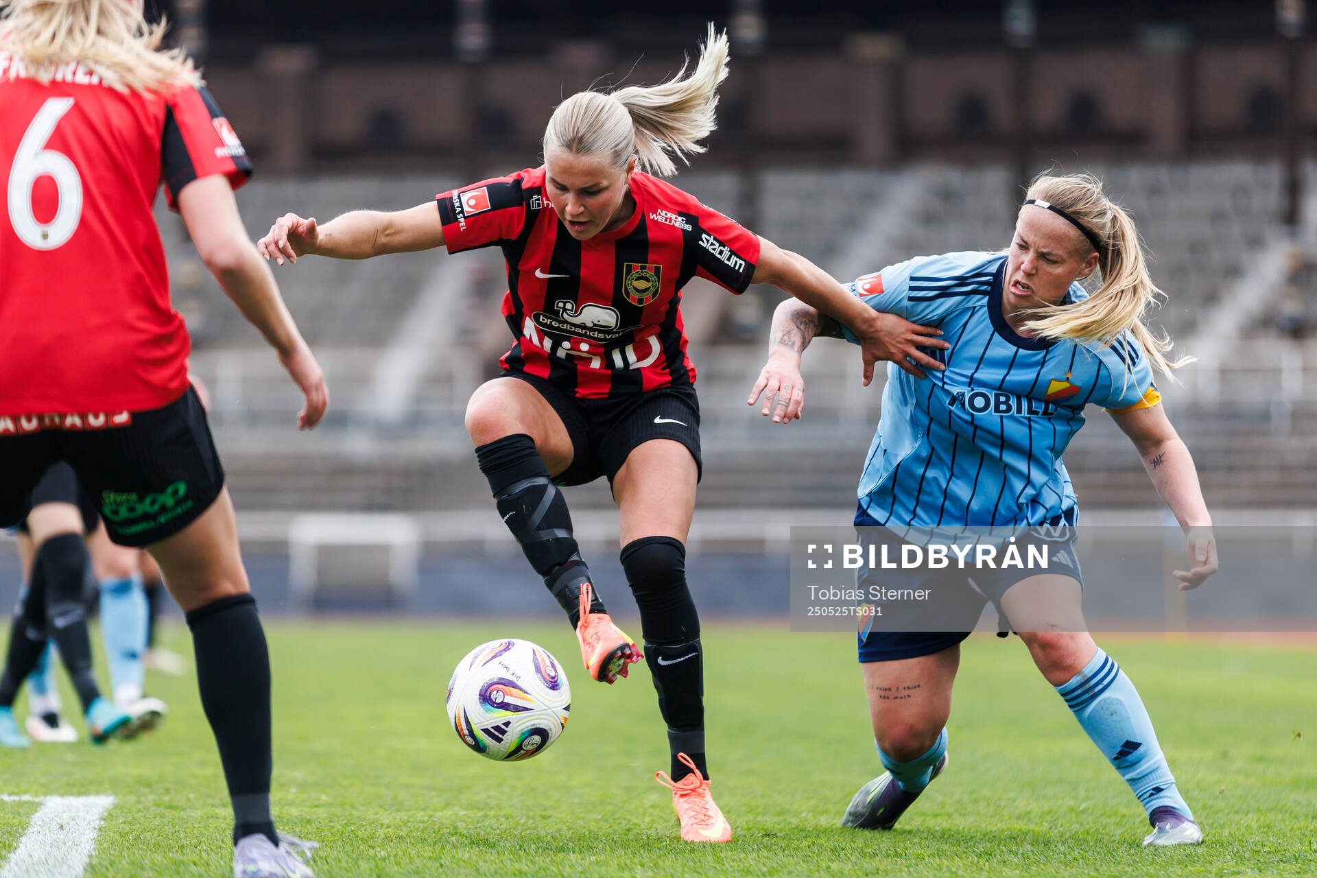 Brommapojkarnas Johanna Svedberg och Djurgårdens Therese Åsland under fotbollsmatchen i Damallsvenskan mellan Djurgården och Brommapojkarna den 25 maj 2025 i Stockholm.