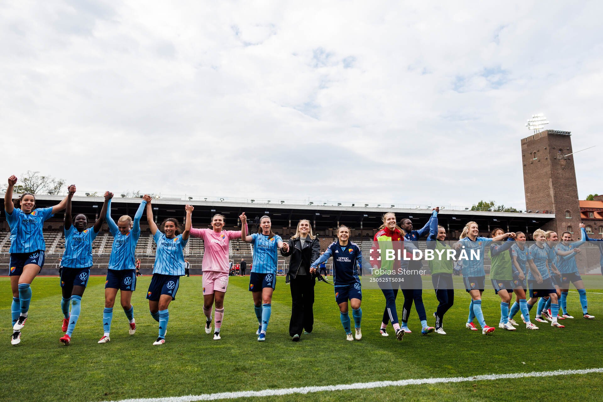 Djurgårdens spelare jublar efter fotbollsmatchen i Damallsvenskan mellan Djurgården och Brommapojkarna den 25 maj 2025 i Stockholm.