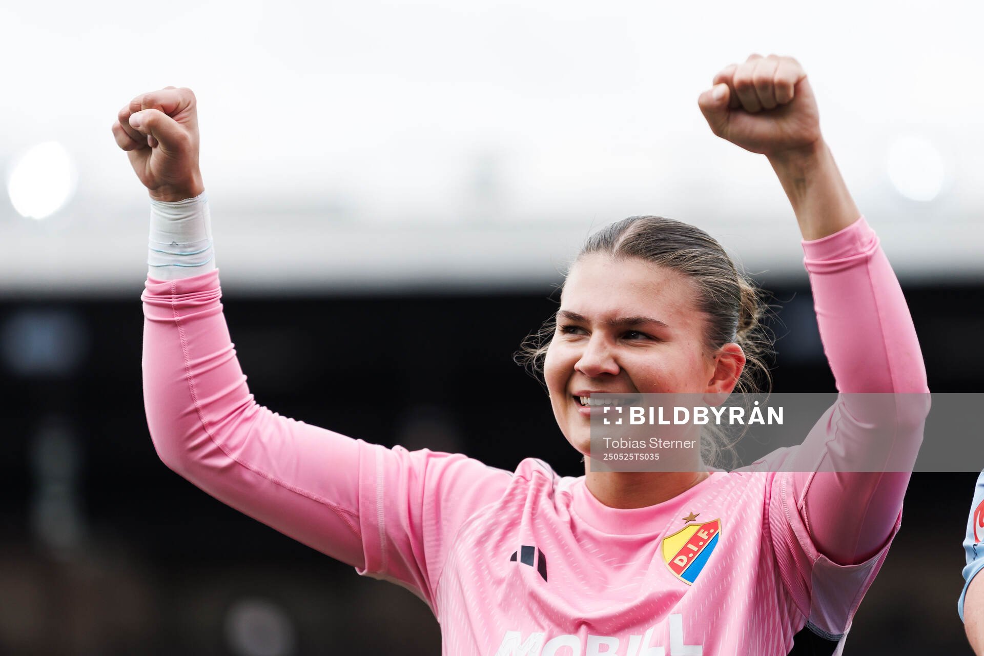 Djurgårdens målvakt Anna Aurora Koivunen jublar efter fotbollsmatchen i Damallsvenskan mellan Djurgården och Brommapojkarna den 25 maj 2025 i Stockholm.