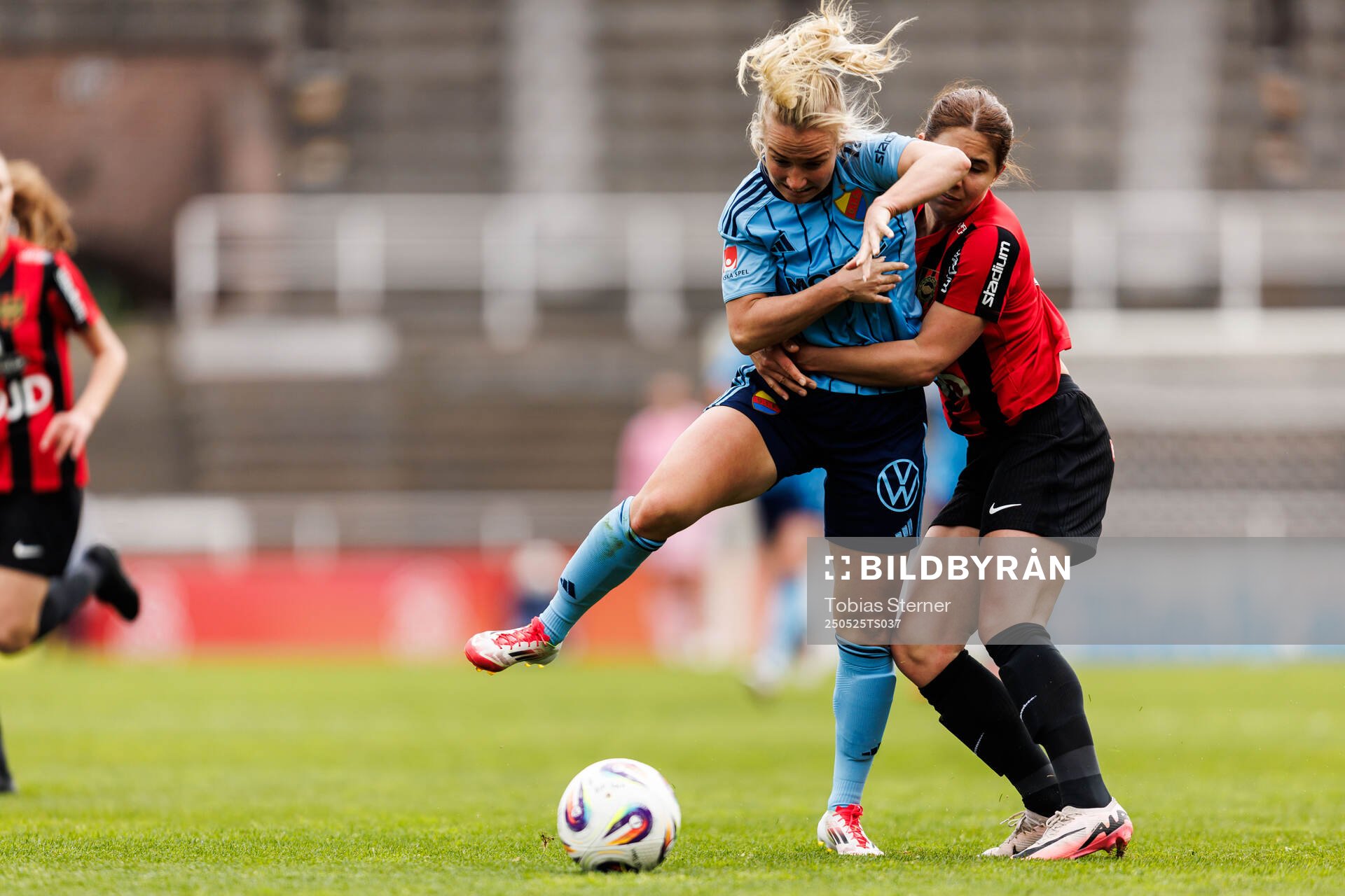 Djurgårdens Tove Almqvist och Brommapojkarnas Julia Olsson under fotbollsmatchen i Damallsvenskan mellan Djurgården och Brommapojkarna den 25 maj 2025 i Stockholm.