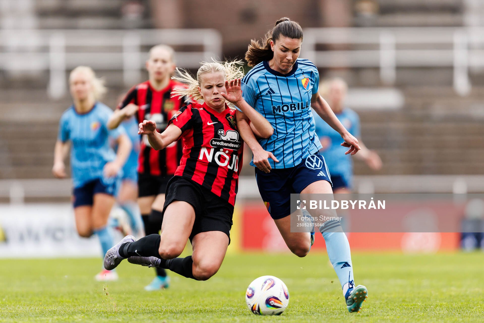 Brommapojkarnas Sara Frigren och Djurgårdens Pauline Hammarlund under fotbollsmatchen i Damallsvenskan mellan Djurgården och Brommapojkarna den 25 maj 2025 i Stockholm.