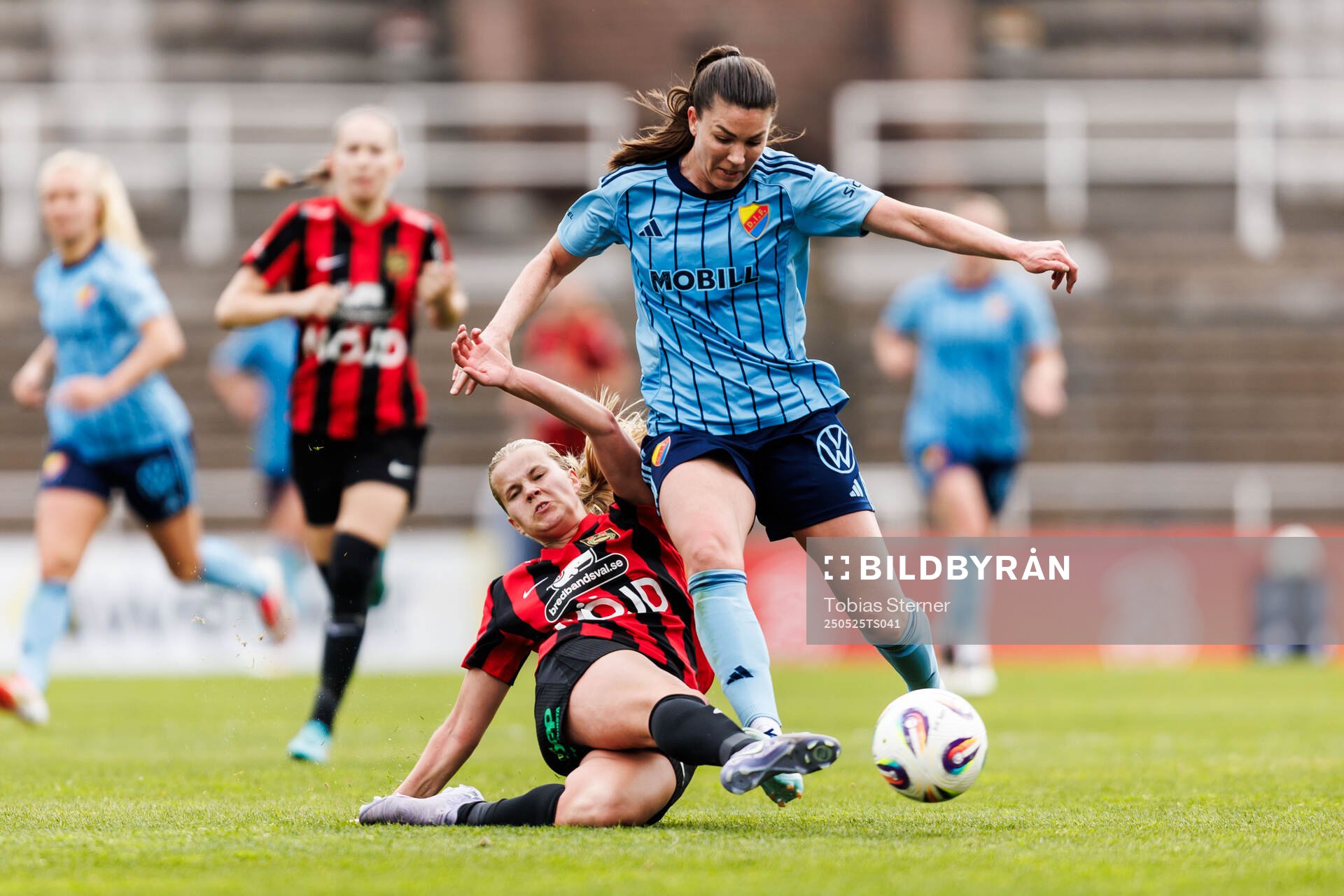 Brommapojkarnas Sara Frigren och Djurgårdens Pauline Hammarlund under fotbollsmatchen i Damallsvenskan mellan Djurgården och Brommapojkarna den 25 maj 2025 i Stockholm.