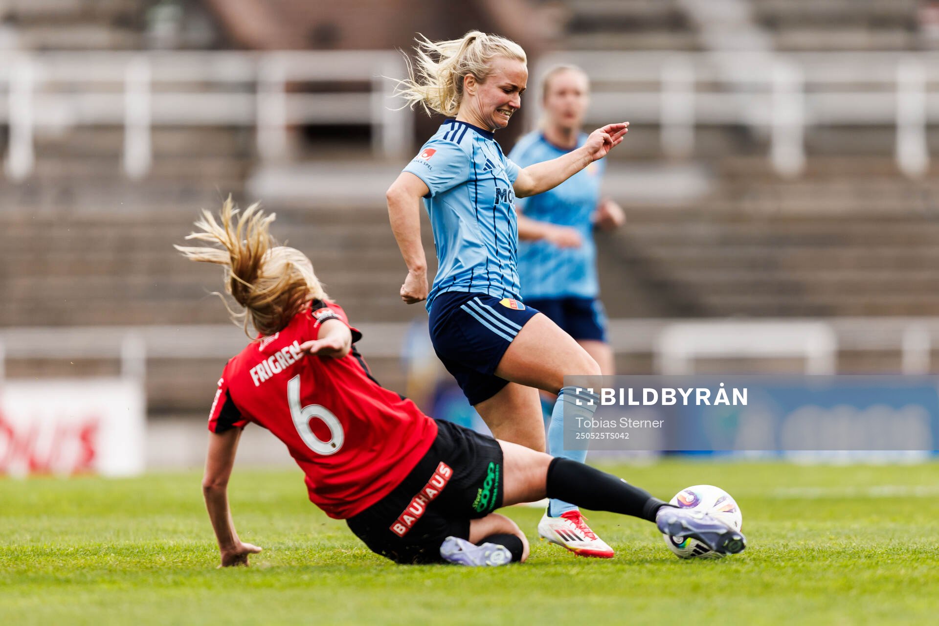 Brommapojkarnas Sara Frigren och Djurgårdens Tove Almqvist under fotbollsmatchen i Damallsvenskan mellan Djurgården och Brommapojkarna den 25 maj 2025 i Stockholm.