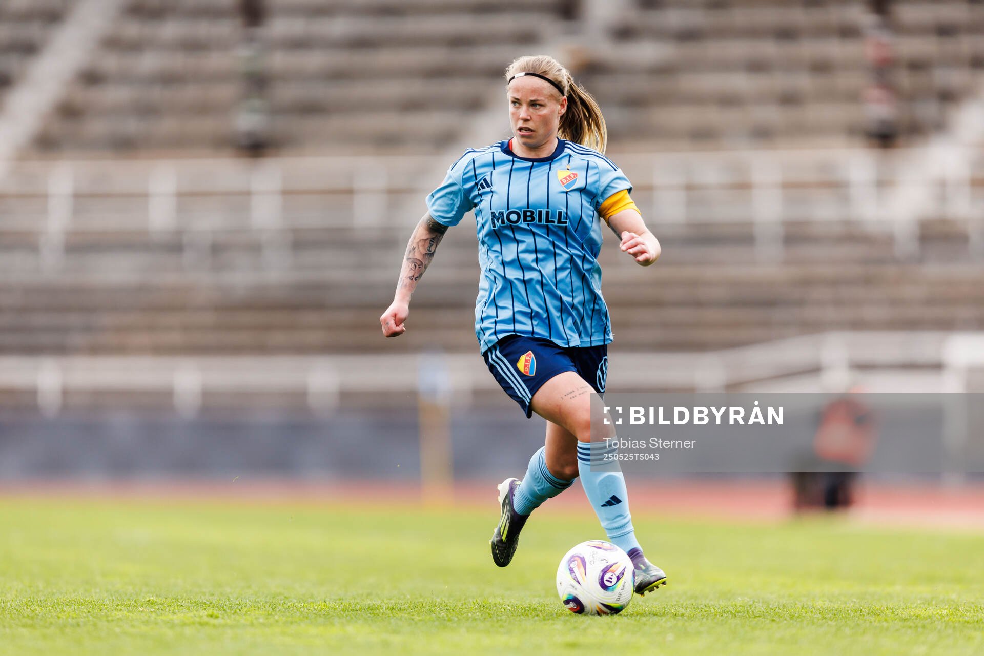 Djurgårdens Therese Åsland under fotbollsmatchen i Damallsvenskan mellan Djurgården och Brommapojkarna den 25 maj 2025 i Stockholm.