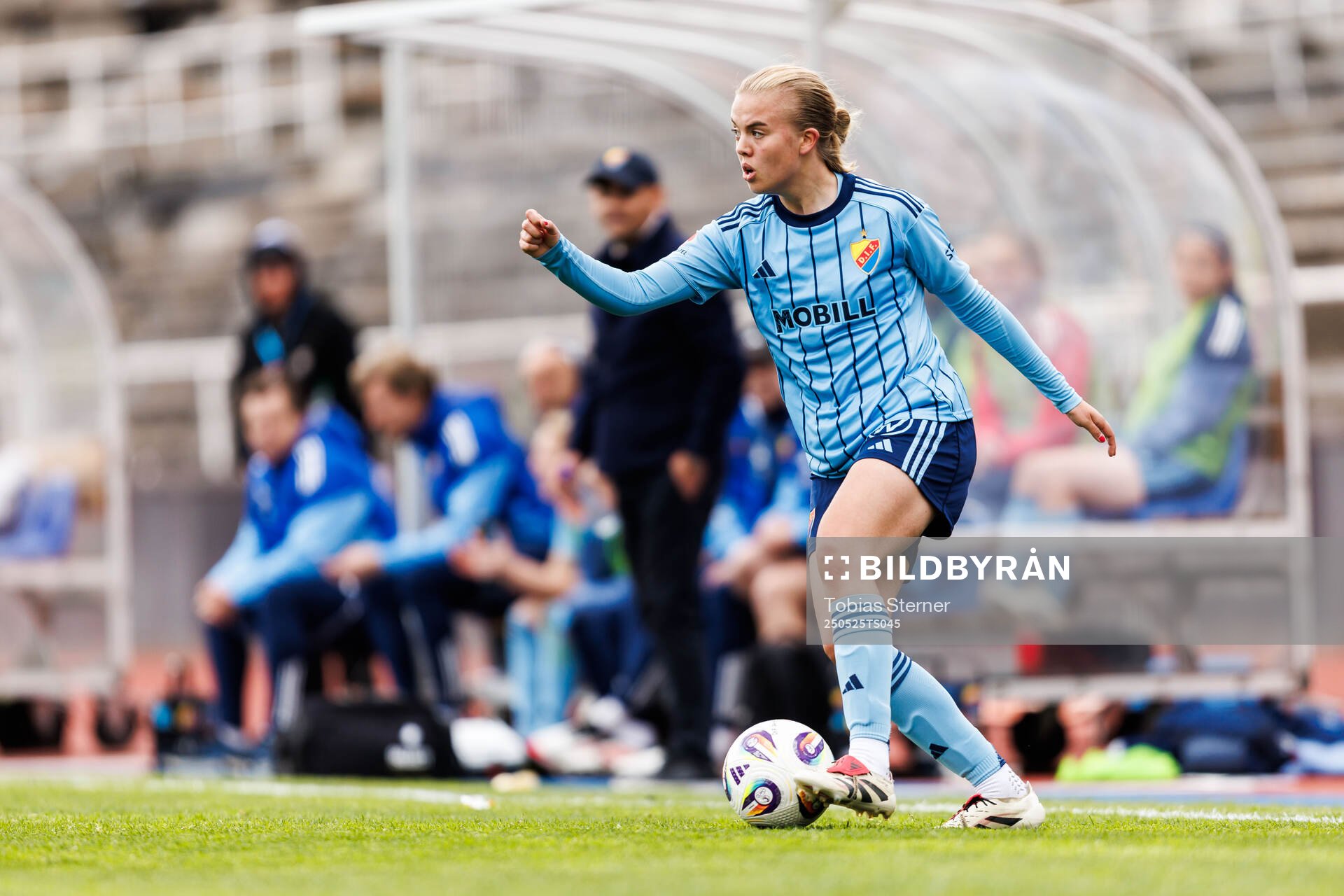 Djurgårdens Elin Westlund under fotbollsmatchen i Damallsvenskan mellan Djurgården och Brommapojkarna den 25 maj 2025 i Stockholm.