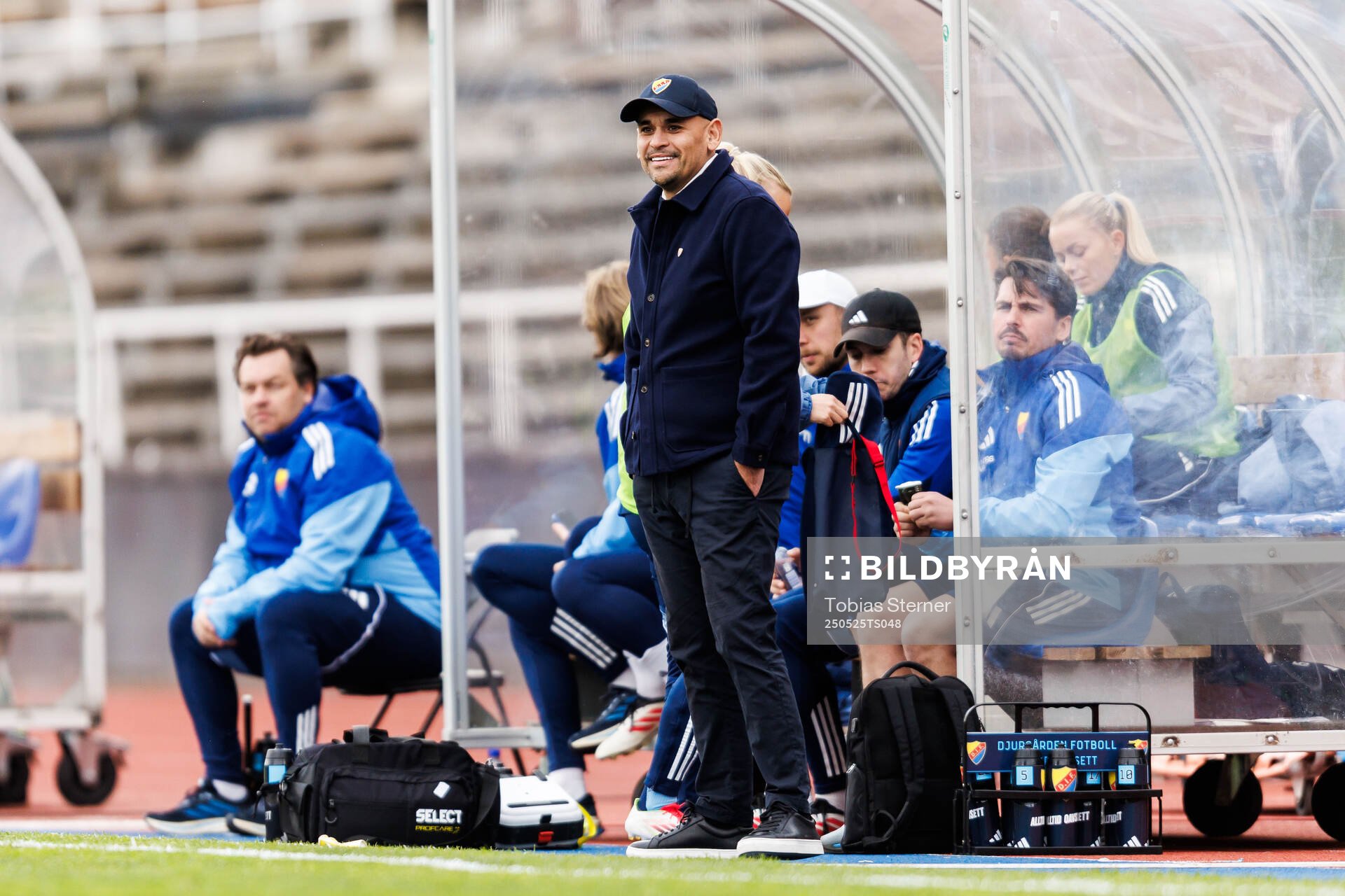 Djurgårdens tränare Marcelo Fernandez under fotbollsmatchen i Damallsvenskan mellan Djurgården och Brommapojkarna den 25 maj 2025 i Stockholm.