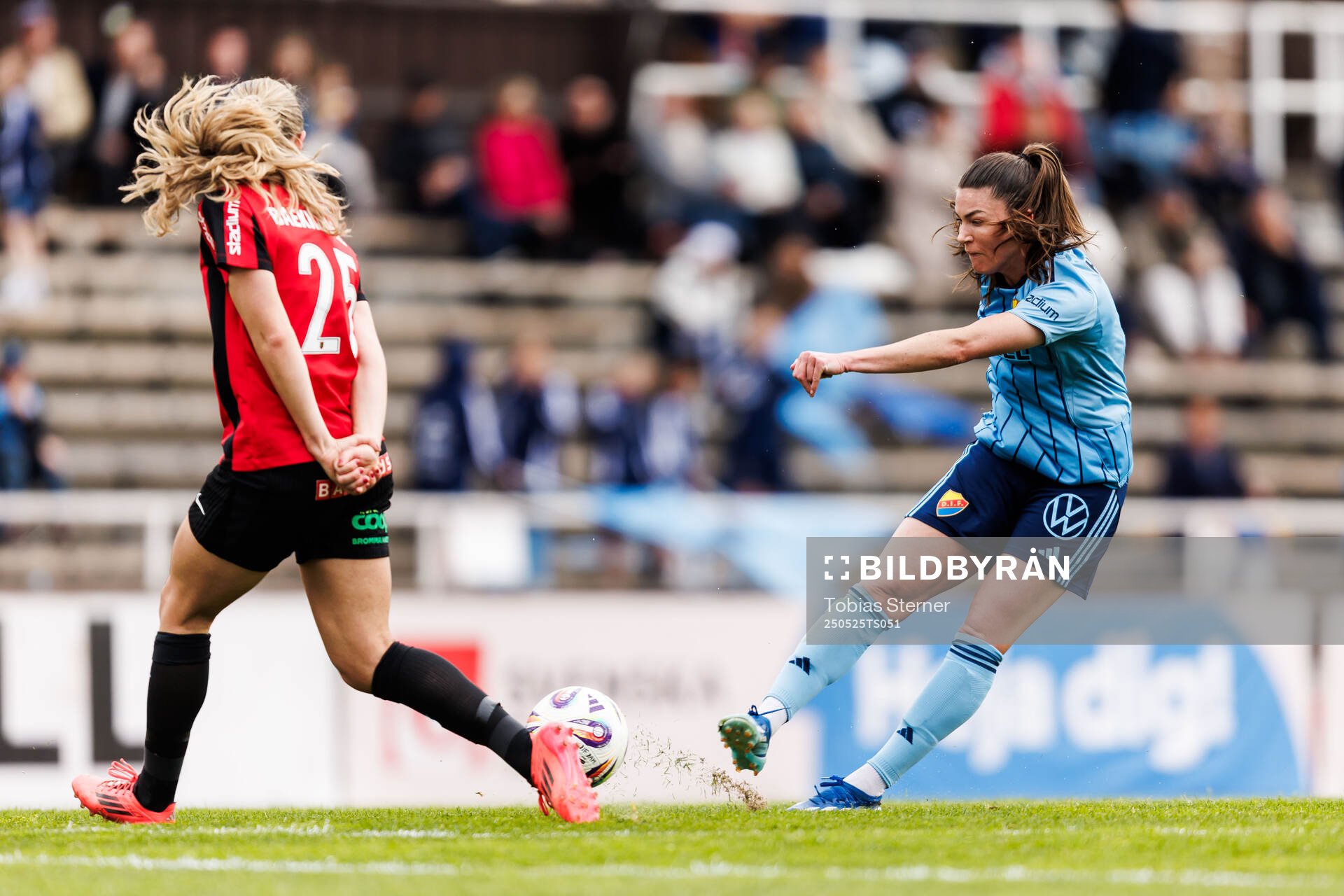 Brommapojkarnas Joanna Aalstad Bækkelund och Djurgårdens Pauline Hammarlund under fotbollsmatchen i Damallsvenskan mellan Djurgården och Brommapojkarna den 25 maj 2025 i Stockholm.