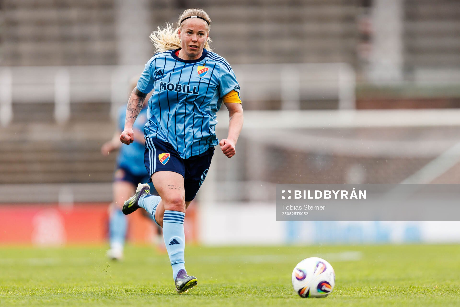 Djurgårdens Therese Åsland under fotbollsmatchen i Damallsvenskan mellan Djurgården och Brommapojkarna den 25 maj 2025 i Stockholm.