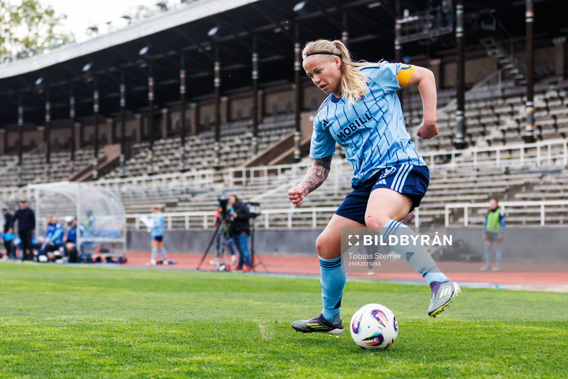 Djurgårdens Therese Åsland under fotbollsmatchen i Damallsvenskan mellan Djurgården och Brommapojkarna den 25 maj 2025 i Stockholm.