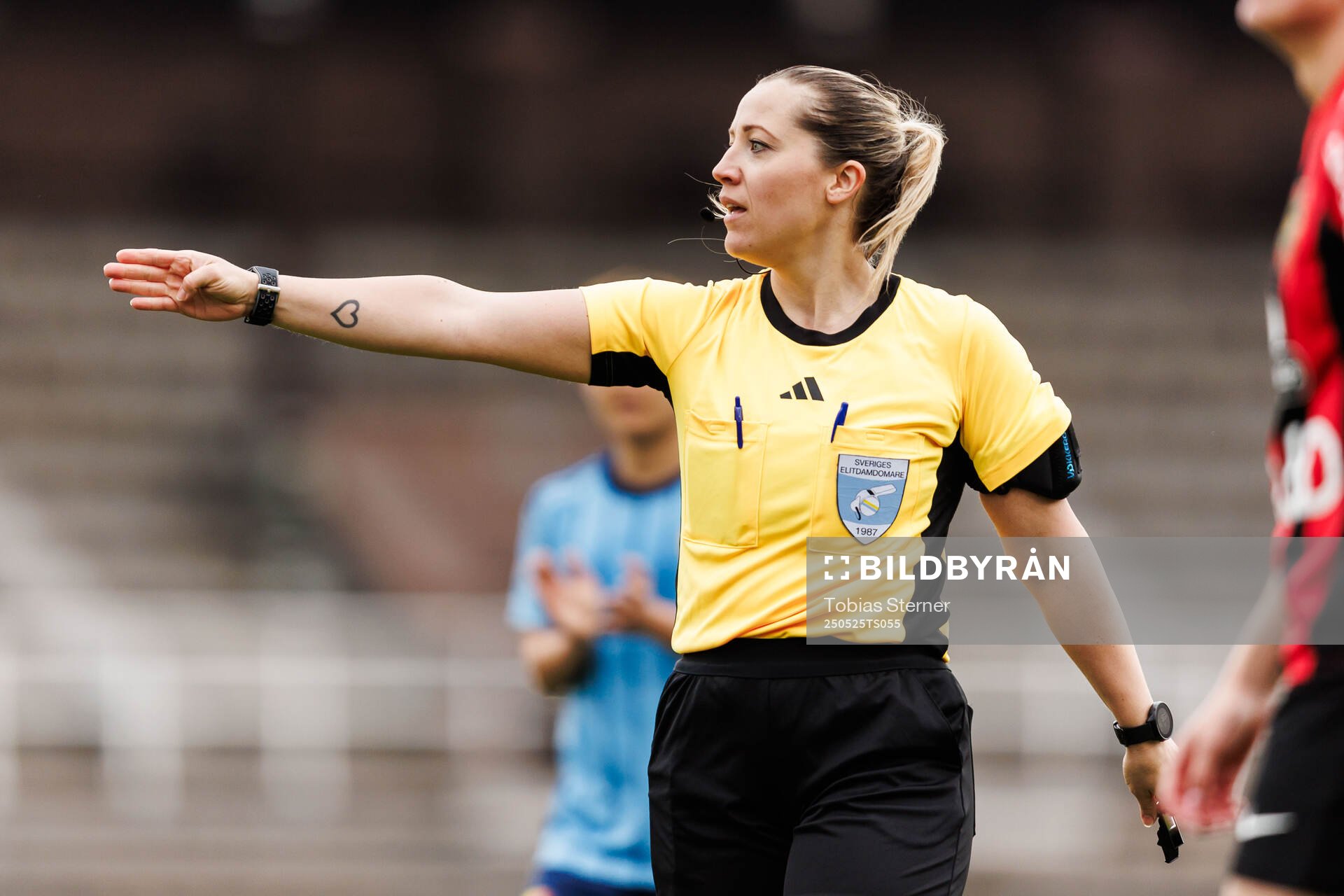 Domare Cecilia Ekwall under fotbollsmatchen i Damallsvenskan mellan Djurgården och Brommapojkarna den 25 maj 2025 i Stockholm.