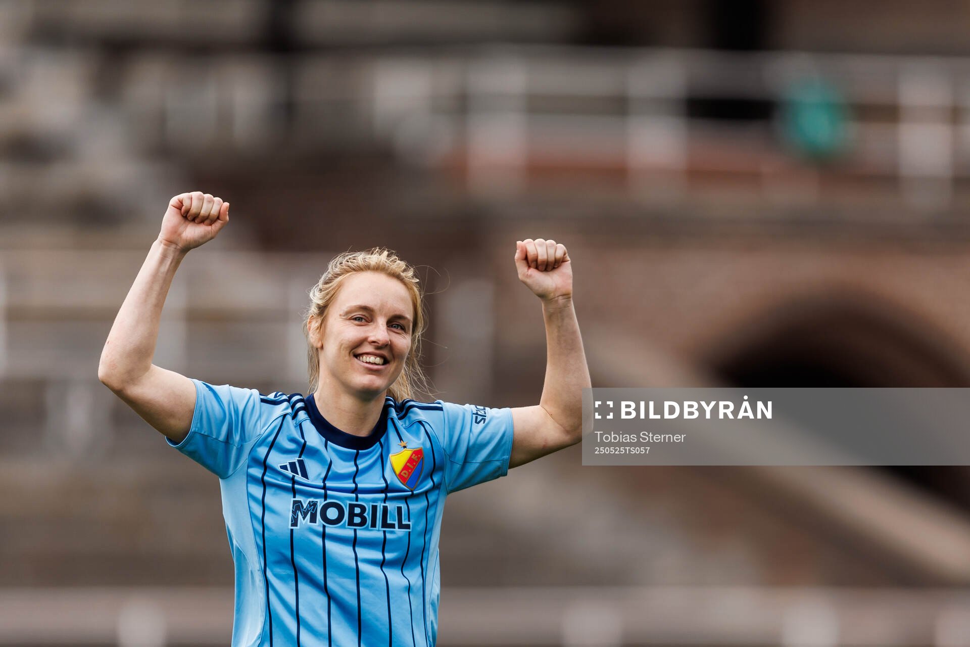 Djurgårdens Mimmi Larsson jublar efter fotbollsmatchen i Damallsvenskan mellan Djurgården och Brommapojkarna den 25 maj 2025 i Stockholm.