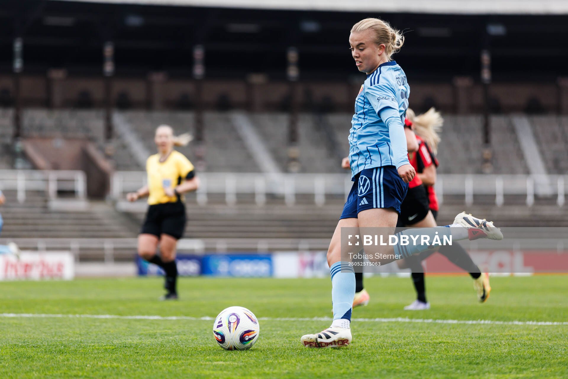 Djurgårdens Elin Westlund under fotbollsmatchen i Damallsvenskan mellan Djurgården och Brommapojkarna den 25 maj 2025 i Stockholm.