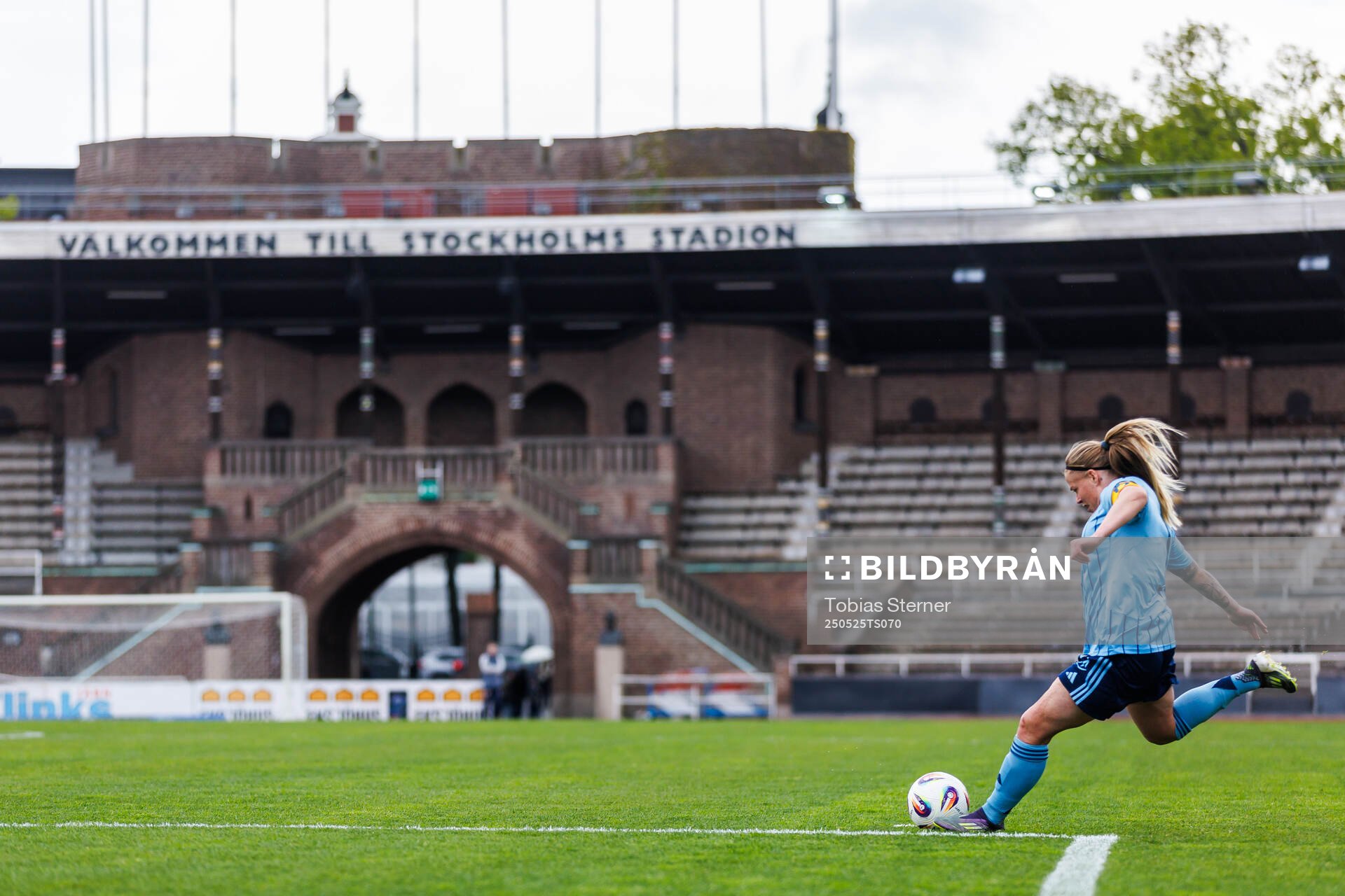 Djurgårdens Therese Åsland under fotbollsmatchen i Damallsvenskan mellan Djurgården och Brommapojkarna den 25 maj 2025 i Stockholm.