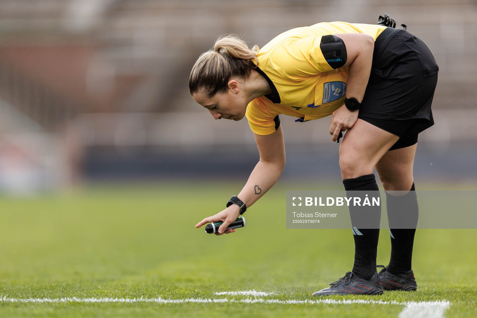 Domare Cecilia Ekwall under fotbollsmatchen i Damallsvenskan mellan Djurgården och Brommapojkarna den 25 maj 2025 i Stockholm.