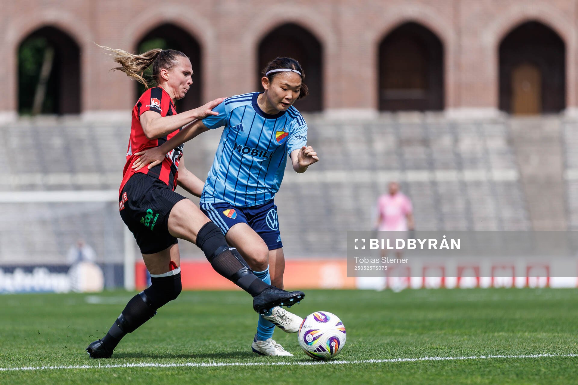 Djurgårdens Urara Watanabe under fotbollsmatchen i Damallsvenskan mellan Djurgården och Brommapojkarna den 25 maj 2025 i Stockholm.