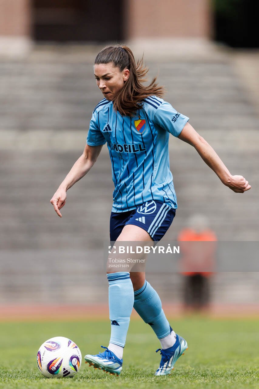 Djurgårdens Pauline Hammarlund under fotbollsmatchen i Damallsvenskan mellan Djurgården och Brommapojkarna den 25 maj 2025 i Stockholm.
