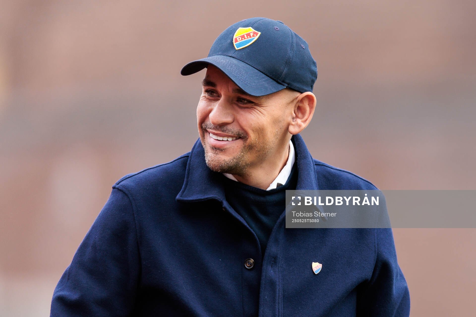 Djurgårdens tränare Marcelo Fernandez under fotbollsmatchen i Damallsvenskan mellan Djurgården och Brommapojkarna den 25 maj 2025 i Stockholm.