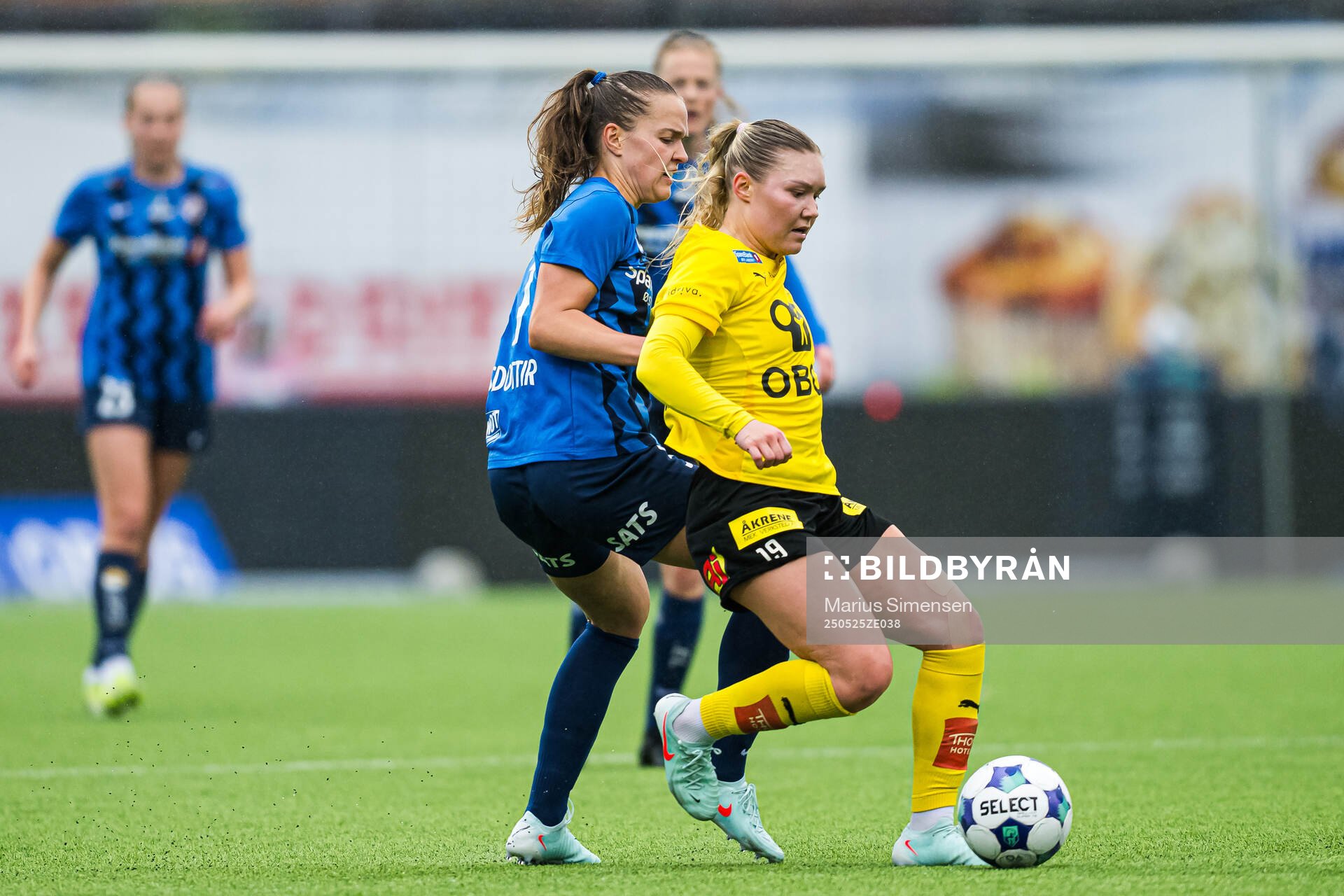 Iris Omarsdottir of Stabæk and Emma-Helena Alexandra Peuhkurinen of LSK Kvinner during the Toppserien football match between Stabæk and LSK Kvinner on May 25, 2025 in Bekkestua.