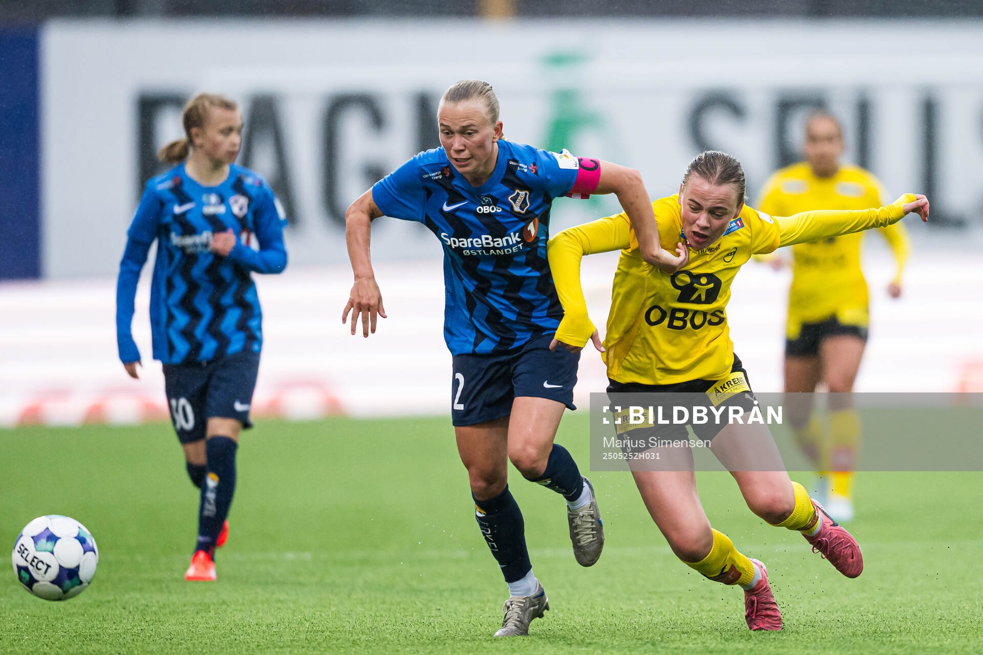 Emilie Bølviken of Stabæk and Mari Rosendal Nyhagen of LSK Kvinner during the Toppserien football match between Stabæk and LSK Kvinner on May 25, 2025 in Bekkestua.