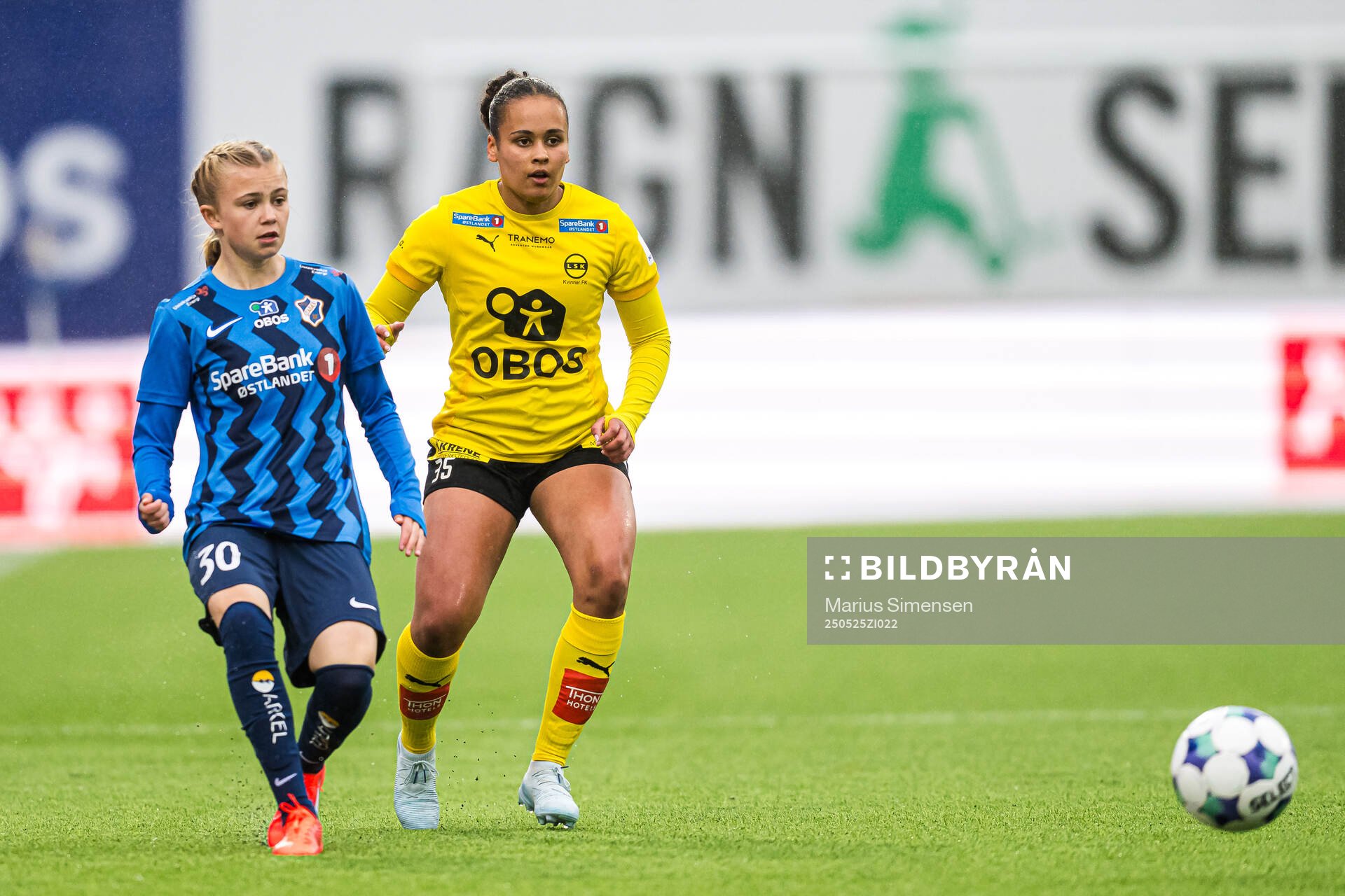 Elida Holvik Kolbjørnsen of Stabæk and Emma Lindiwe Reshane of LSK Kvinner during the Toppserien football match between Stabæk and LSK Kvinner on May 25, 2025 in Bekkestua.