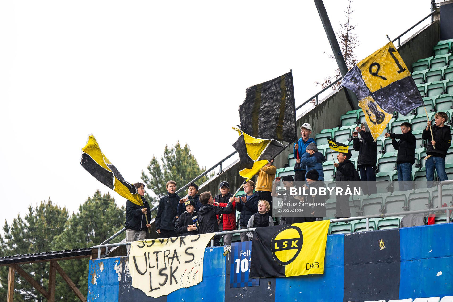 Spectators in the stands ahead of the Toppserien football match between Stabæk and LSK Kvinner on May 25, 2025 in Bekkestua.