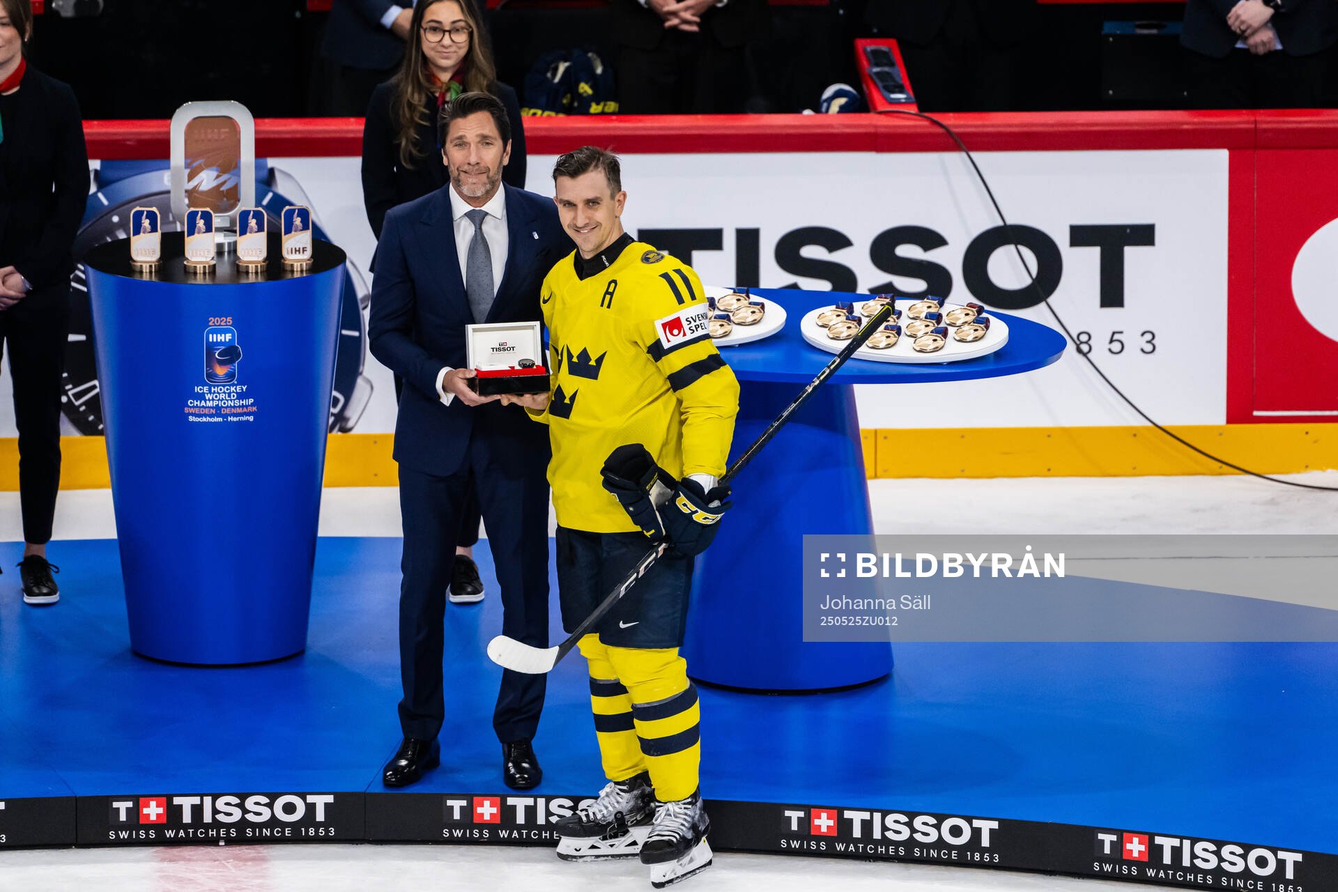 Henrik Lundqvist and Mikael Backlund of Sweden