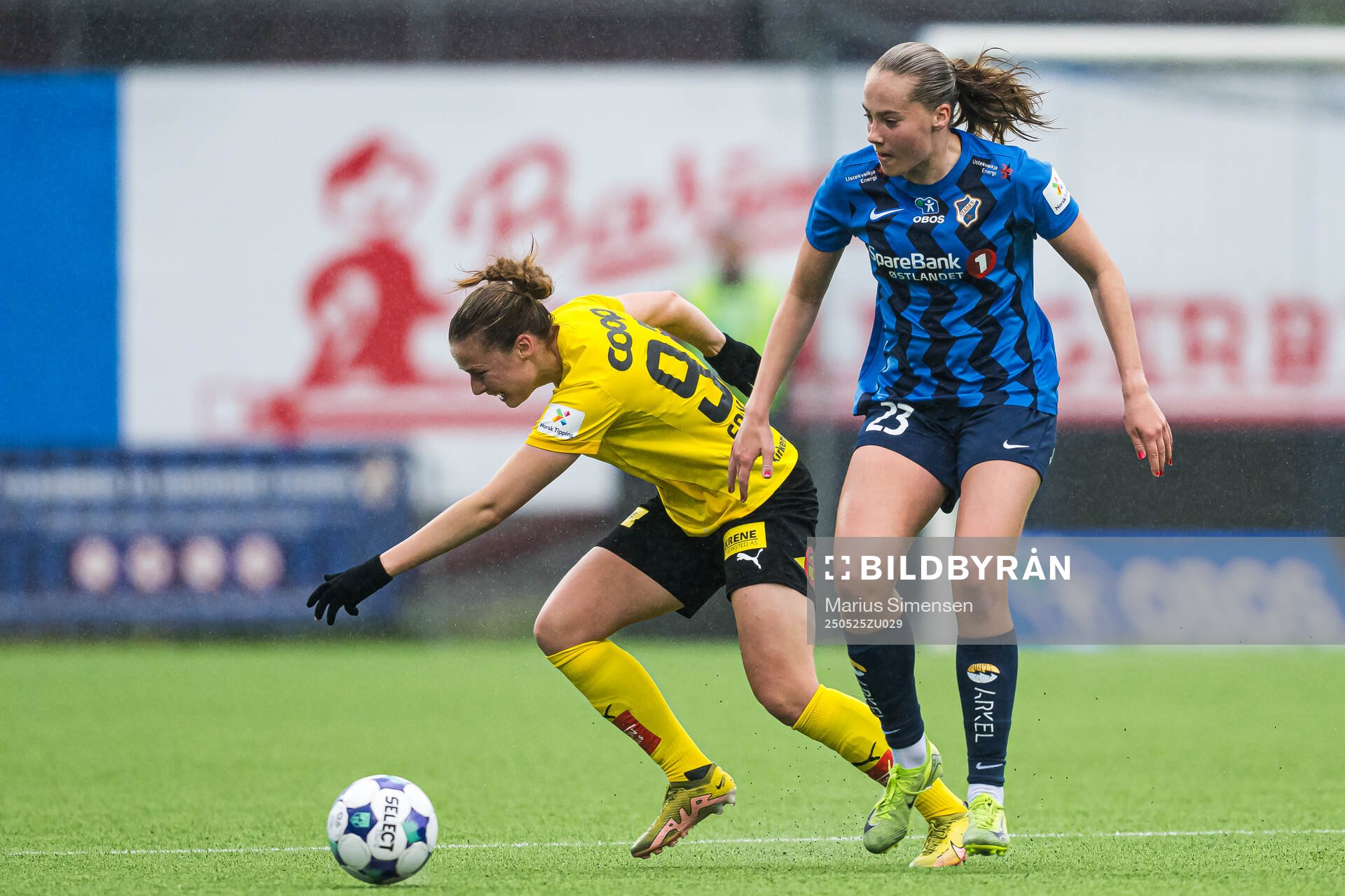 Tonje Erikstein of LSK Kvinner and Mille Helland Flø of Stabæk during the Toppserien football match between Stabæk and LSK Kvinner on May 25, 2025 in Bekkestua.