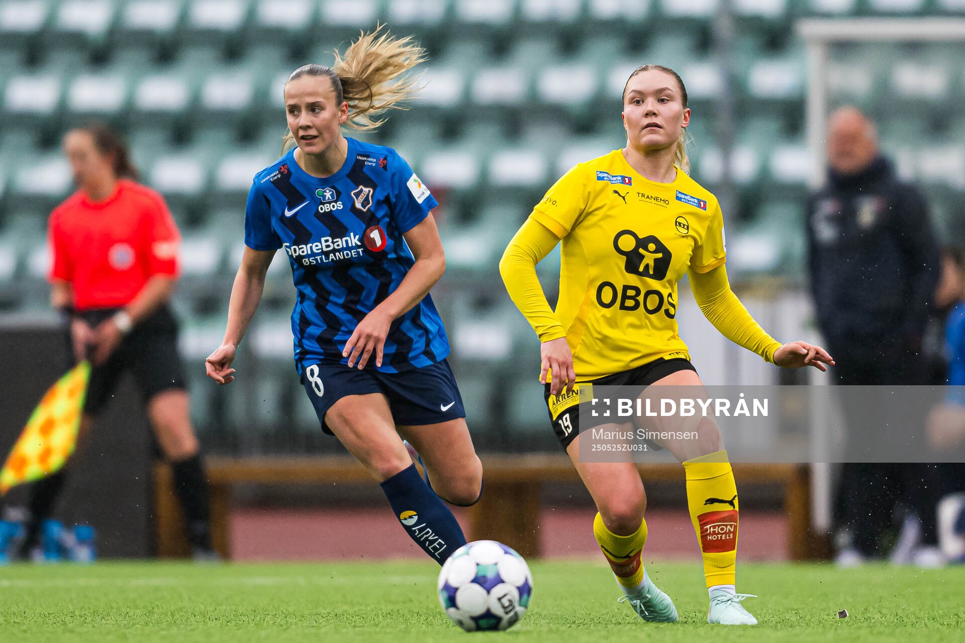 Emilie Libakken Østerås of Stabæk and Emma-Helena Alexandra Peuhkurinen of LSK Kvinner during the Toppserien football match between Stabæk and LSK Kvinner on May 25, 2025 in Bekkestua.