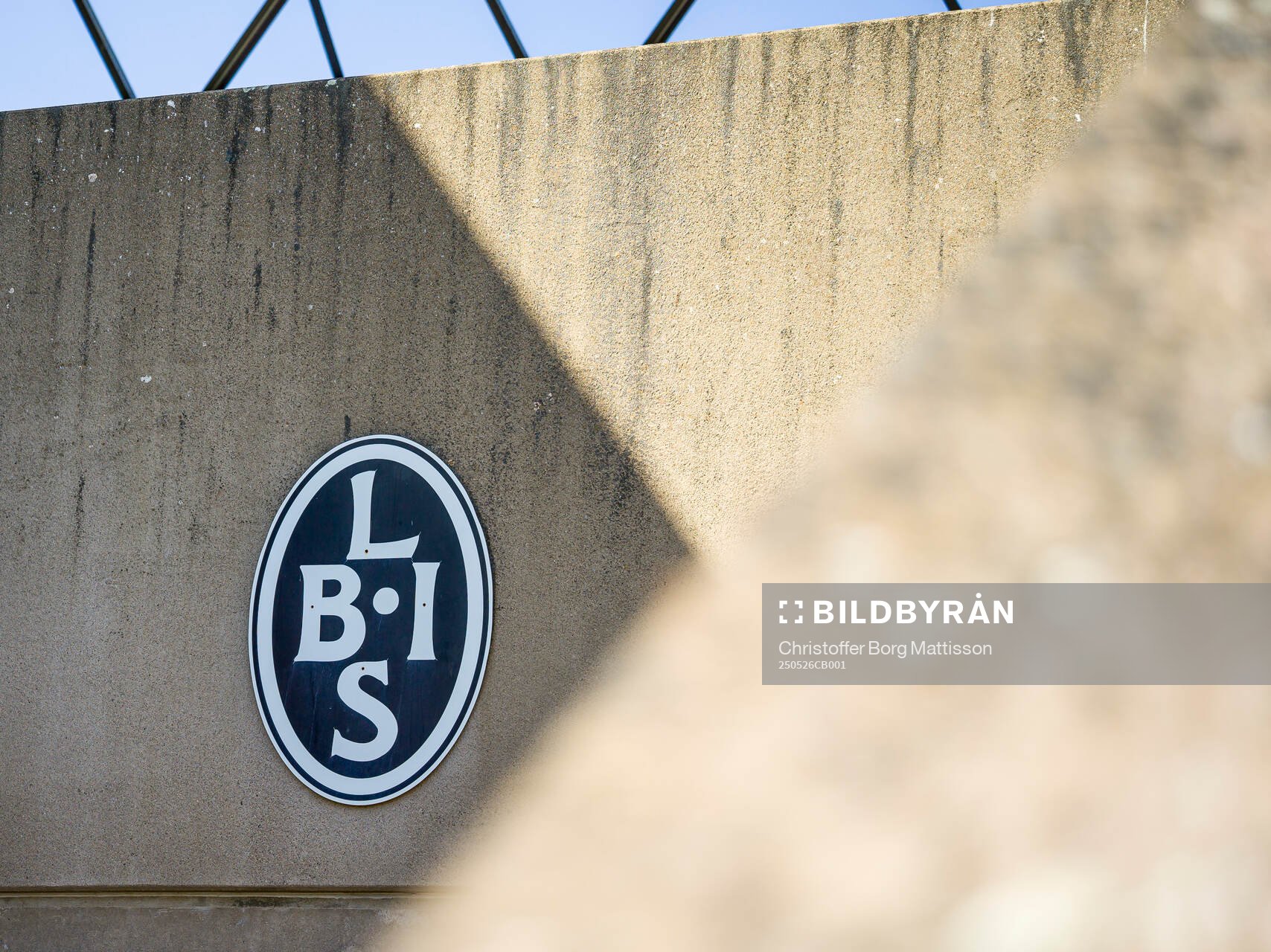 Landskrona BoIS klubbmärke på en vägg inför fotbollsmatchen i Superettan mellan Landskrona och Falkenberg den 26 maj 2025 i Landskrona.