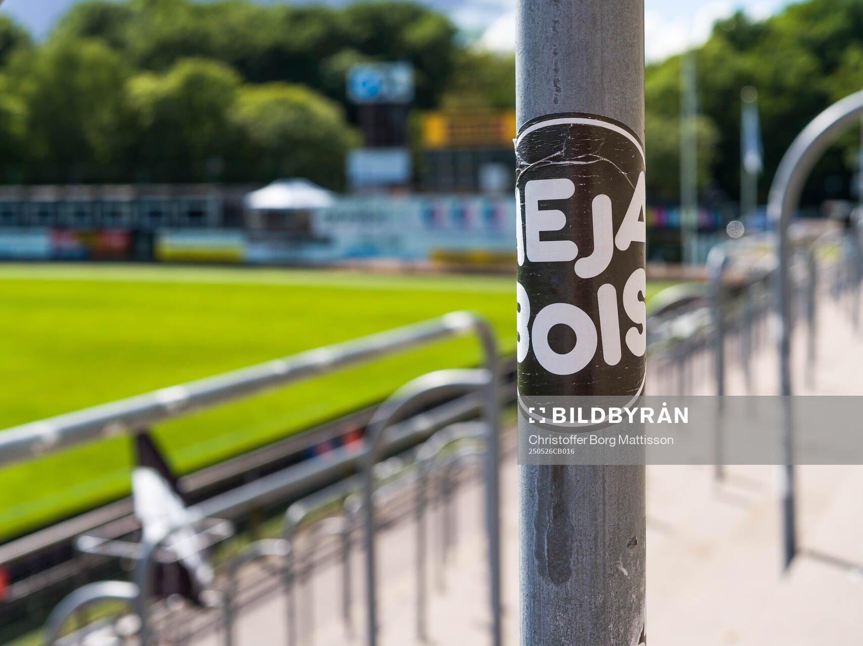 Ett Landskrona BoIS-klistermärke inför fotbollsmatchen i Superettan mellan Landskrona och Falkenberg den 26 maj 2025 i Landskrona.