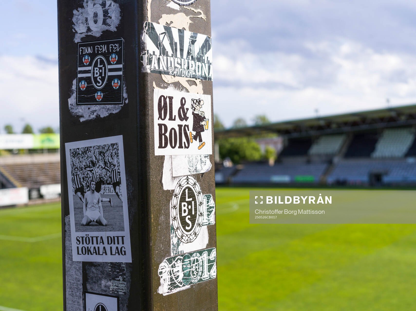 Landskrona BoIS-klistermärken inför fotbollsmatchen i Superettan mellan Landskrona och Falkenberg den 26 maj 2025 i Landskrona.