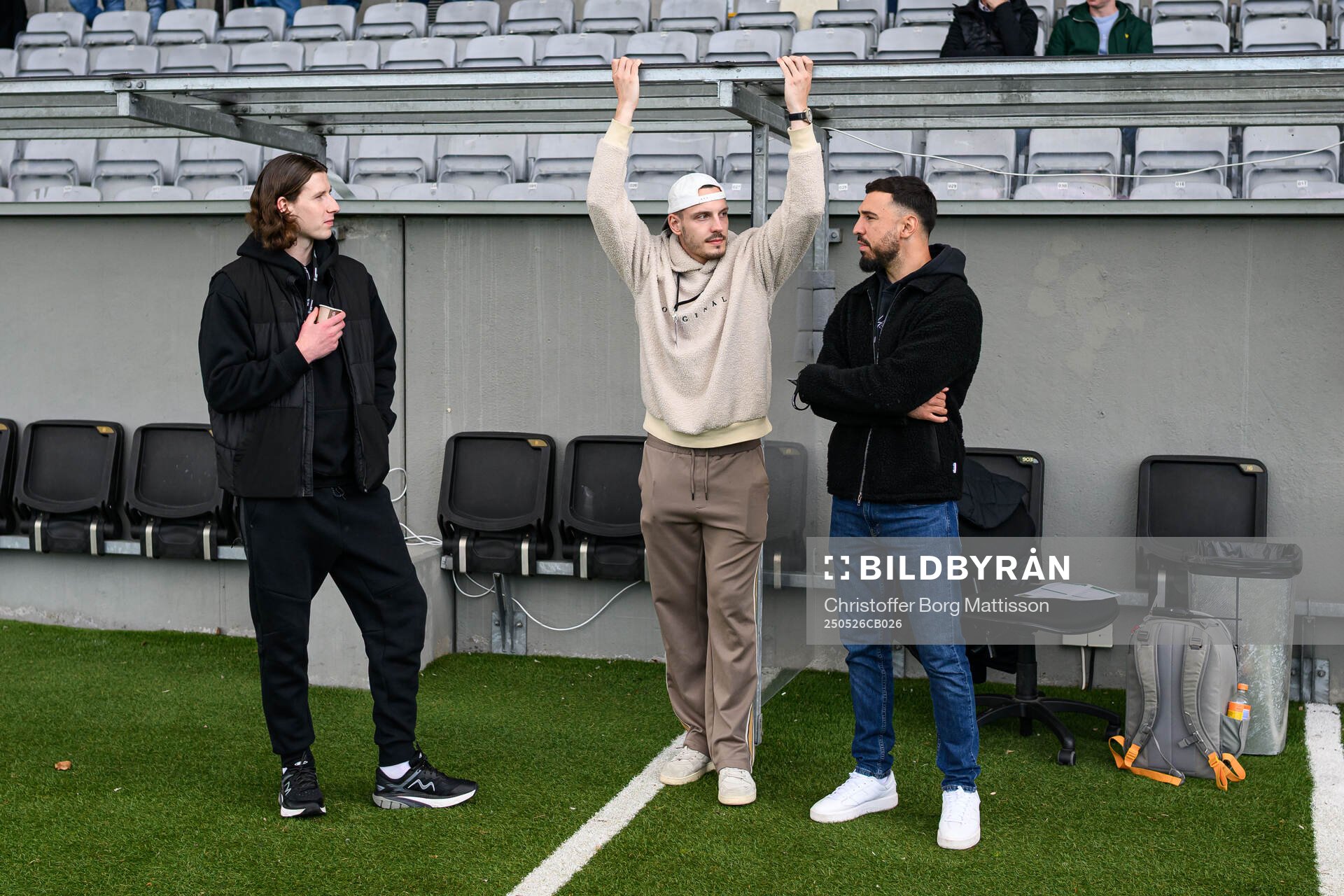Landskrona BoIS Andreas Murbeck och målvakt Amr Kaddoura i samtal med Falkenbergs Viktor Ekblom inför fotbollsmatchen i Superettan mellan Landskrona och Falkenberg den 26 maj 2025 i Landskrona.