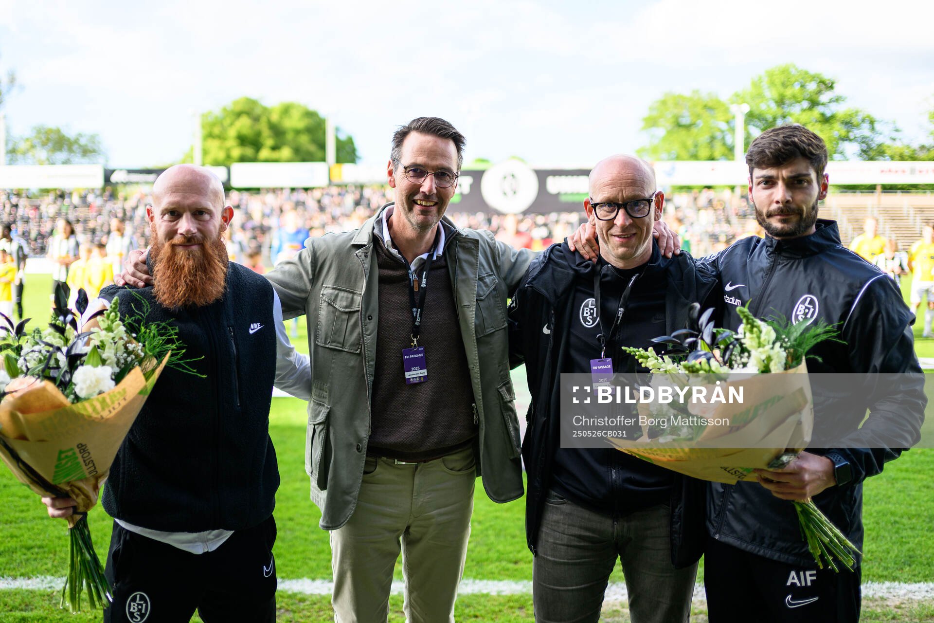 Landskronas tränare Max Mölder, ordförande Anders Ekblad, sportchef Billy Magnusson och assisterande tränade Adrian Iglesias tackas av inför fotbollsmatchen i Superettan mellan Landskrona och Falkenberg den 26 maj 2025 i Landskrona.