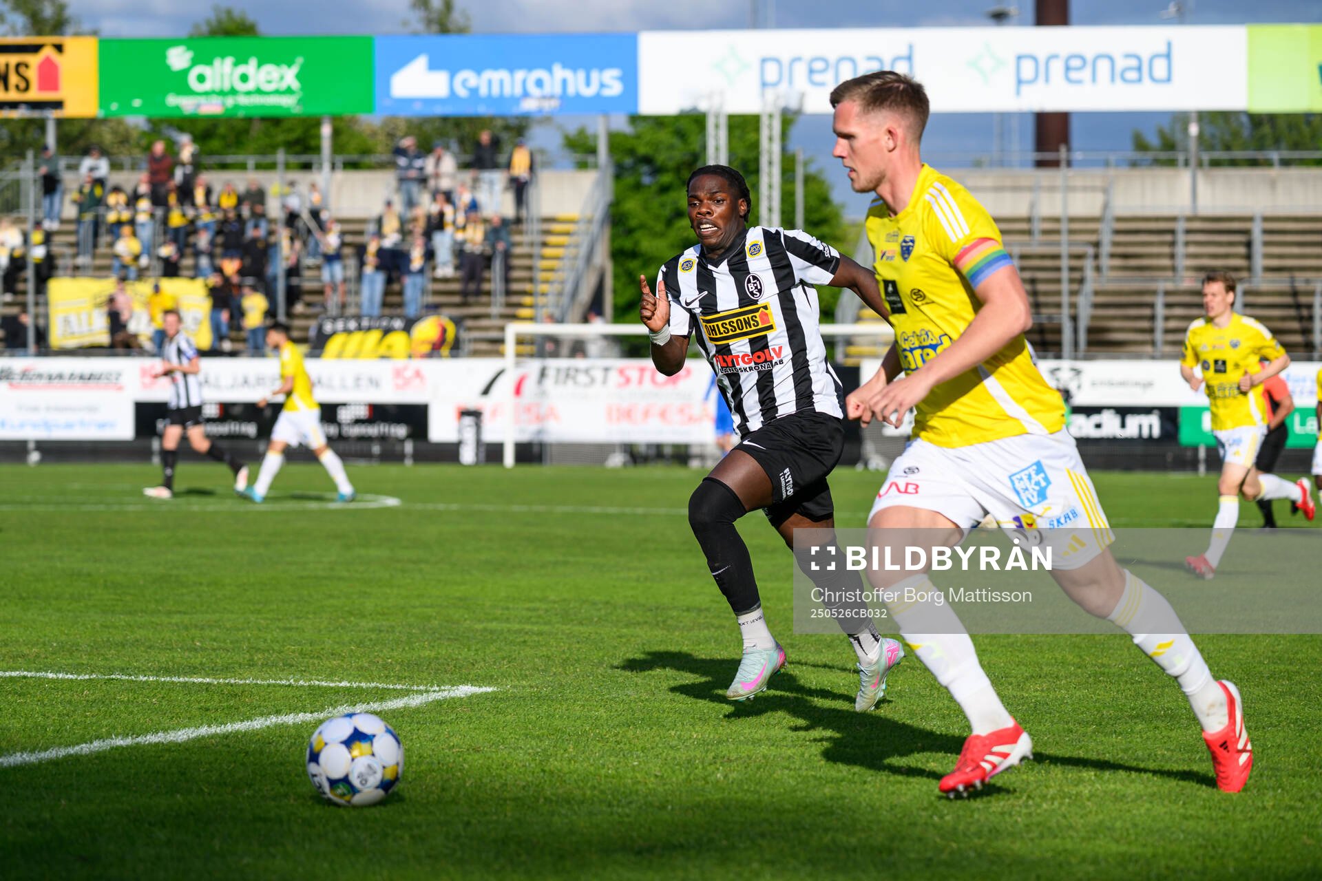 Landskronas Xavier Odhiambo och Falkenbergs Tim Stålheden under fotbollsmatchen i Superettan mellan Landskrona och Falkenberg den 26 maj 2025 i Landskrona.