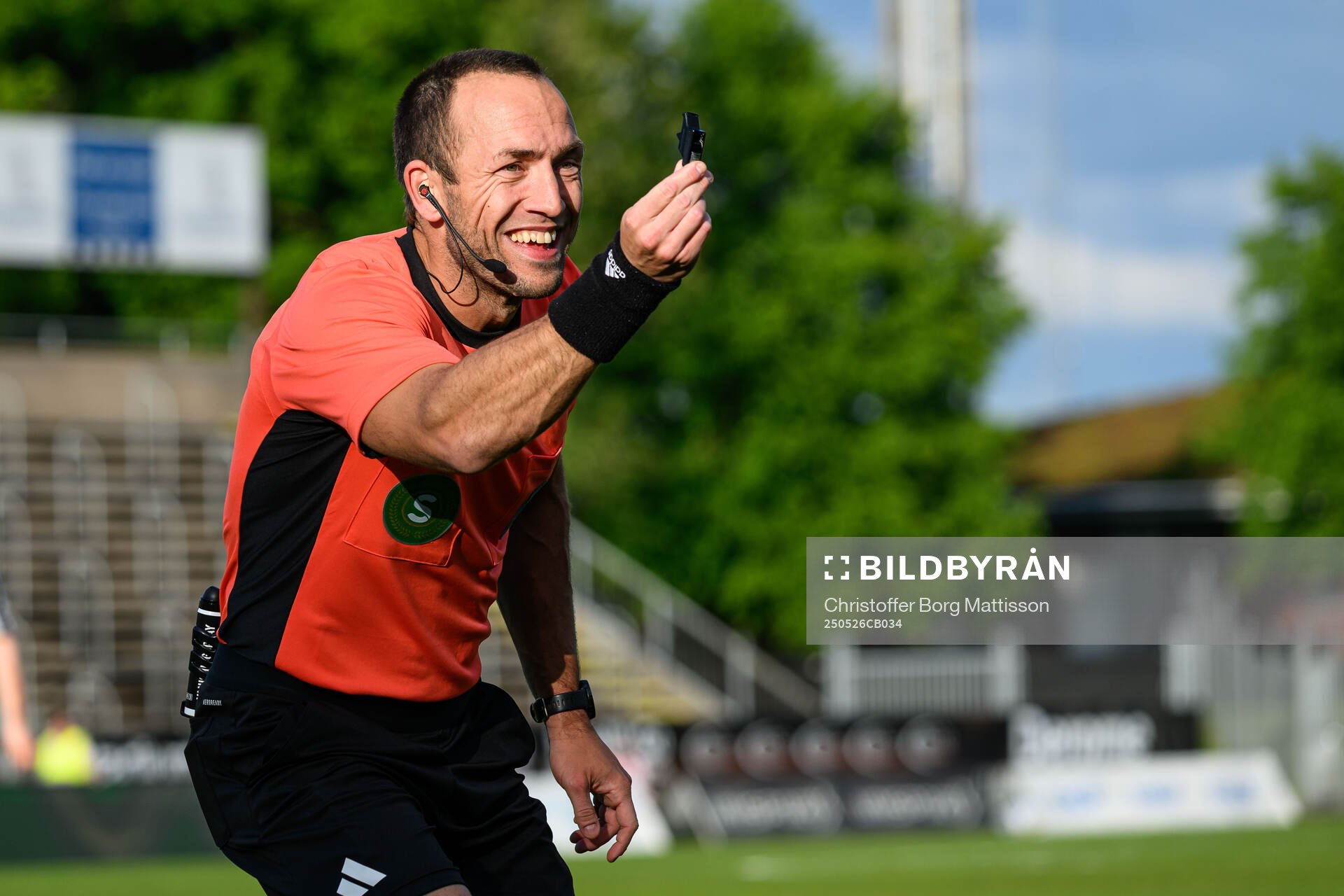 Domare Kaspar Sjöberg under fotbollsmatchen i Superettan mellan Landskrona och Falkenberg den 26 maj 2025 i Landskrona. 