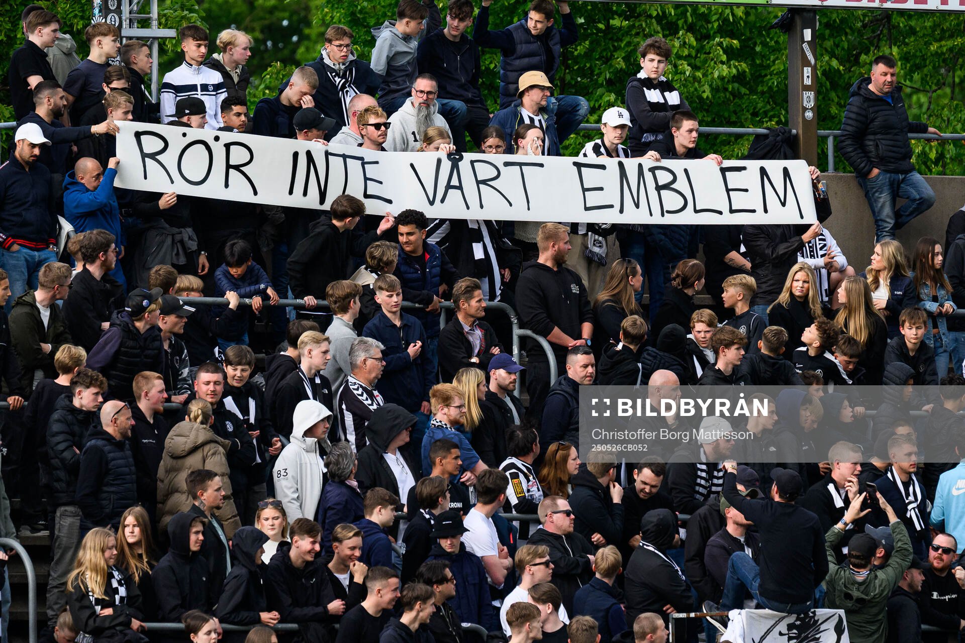 Landskronas supportrar med en banderoll