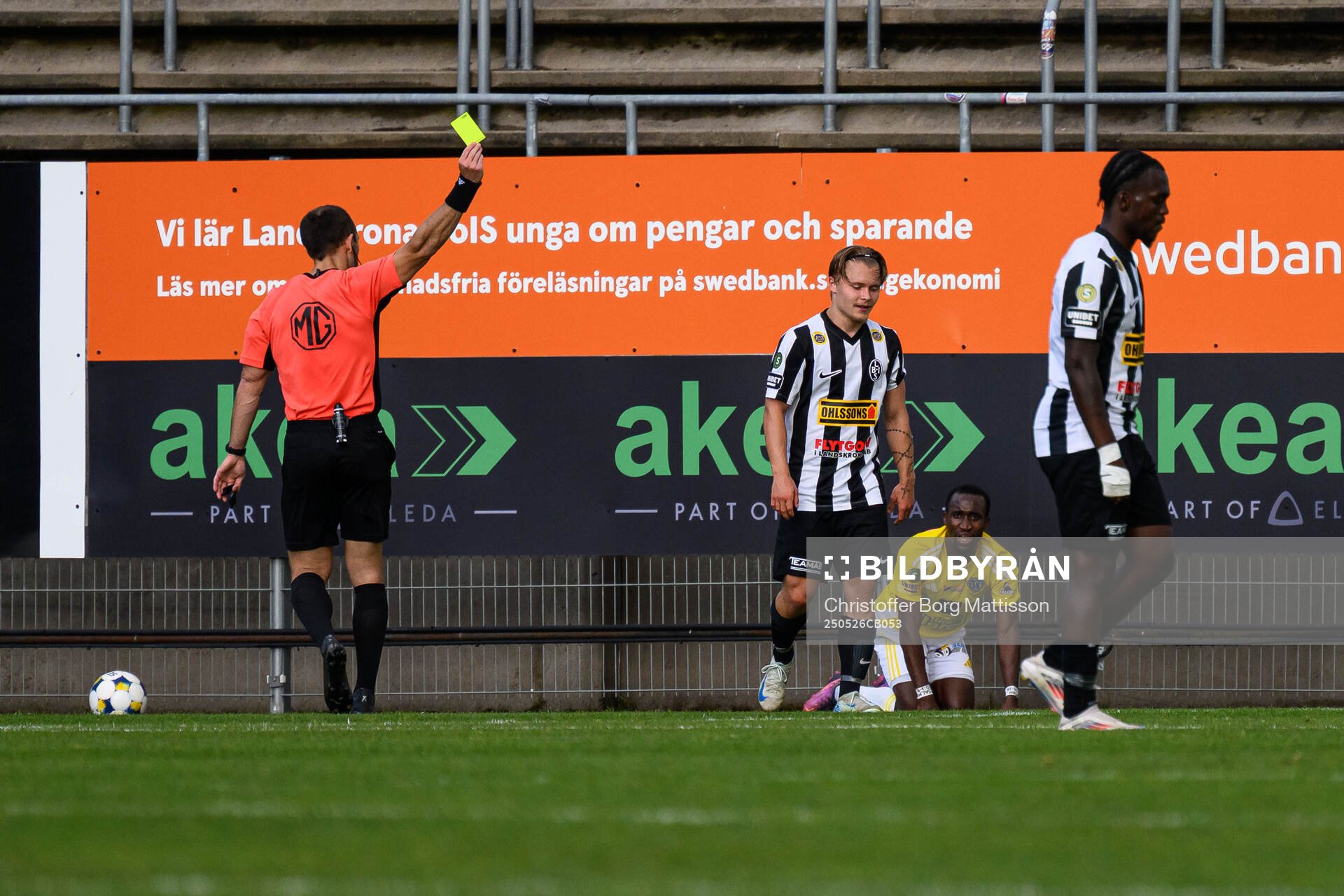 Landskronas Vincent Sundberg tilldelas gult kort under fotbollsmatchen i Superettan mellan Landskrona och Falkenberg den 26 maj 2025 i Landskrona.