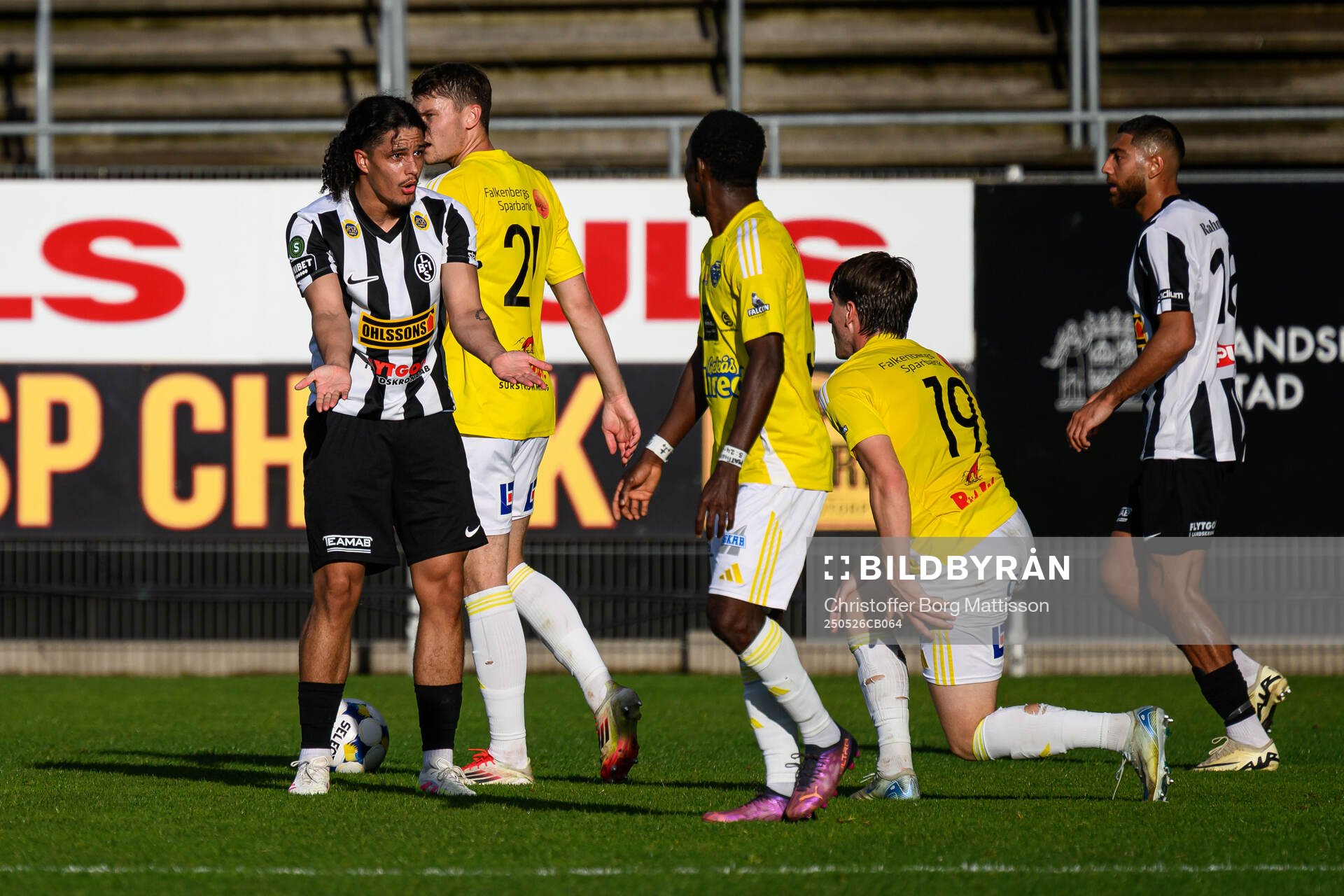 Landskronas André Alvarez Perez reagerar på ett domslut under fotbollsmatchen i Superettan mellan Landskrona och Falkenberg den 26 maj 2025 i Landskrona.