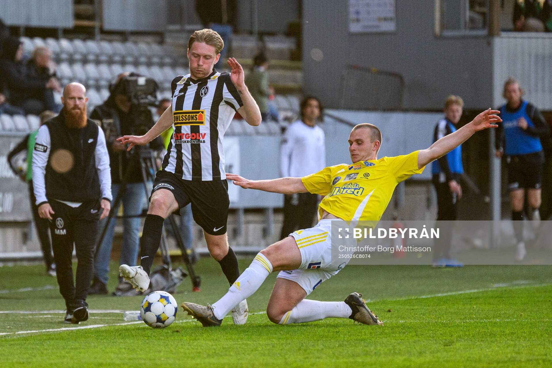 Landskronas Adam Egnell och Falkenbergs Nils Bertilsson nder fotbollsmatchen i Superettan mellan Landskrona och Falkenberg den 26 maj 2025 i Landskrona.