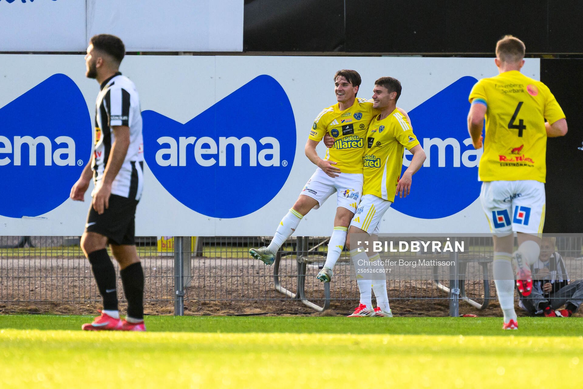 Falkenbergs Oskar Lindberg och Albin Andersson jublar efter 0-3 under fotbollsmatchen i Superettan mellan Landskrona och Falkenberg den 26 maj 2025 i Landskrona.
