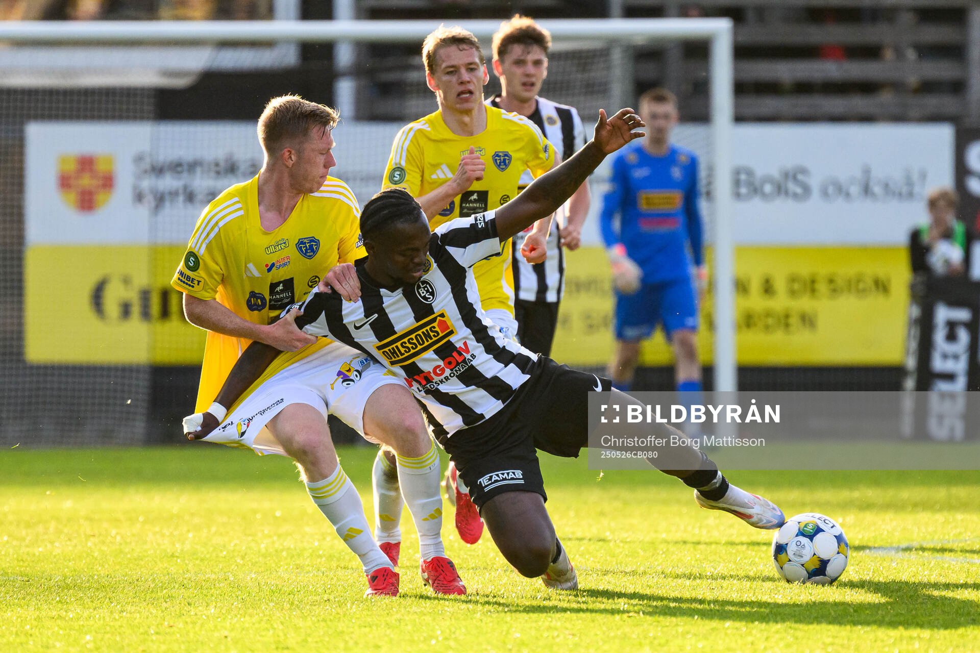 Falkenbergs Lucas Sibelius och Landskronas Kofi Asare under fotbollsmatchen i Superettan mellan Landskrona och Falkenberg den 26 maj 2025 i Landskrona.
