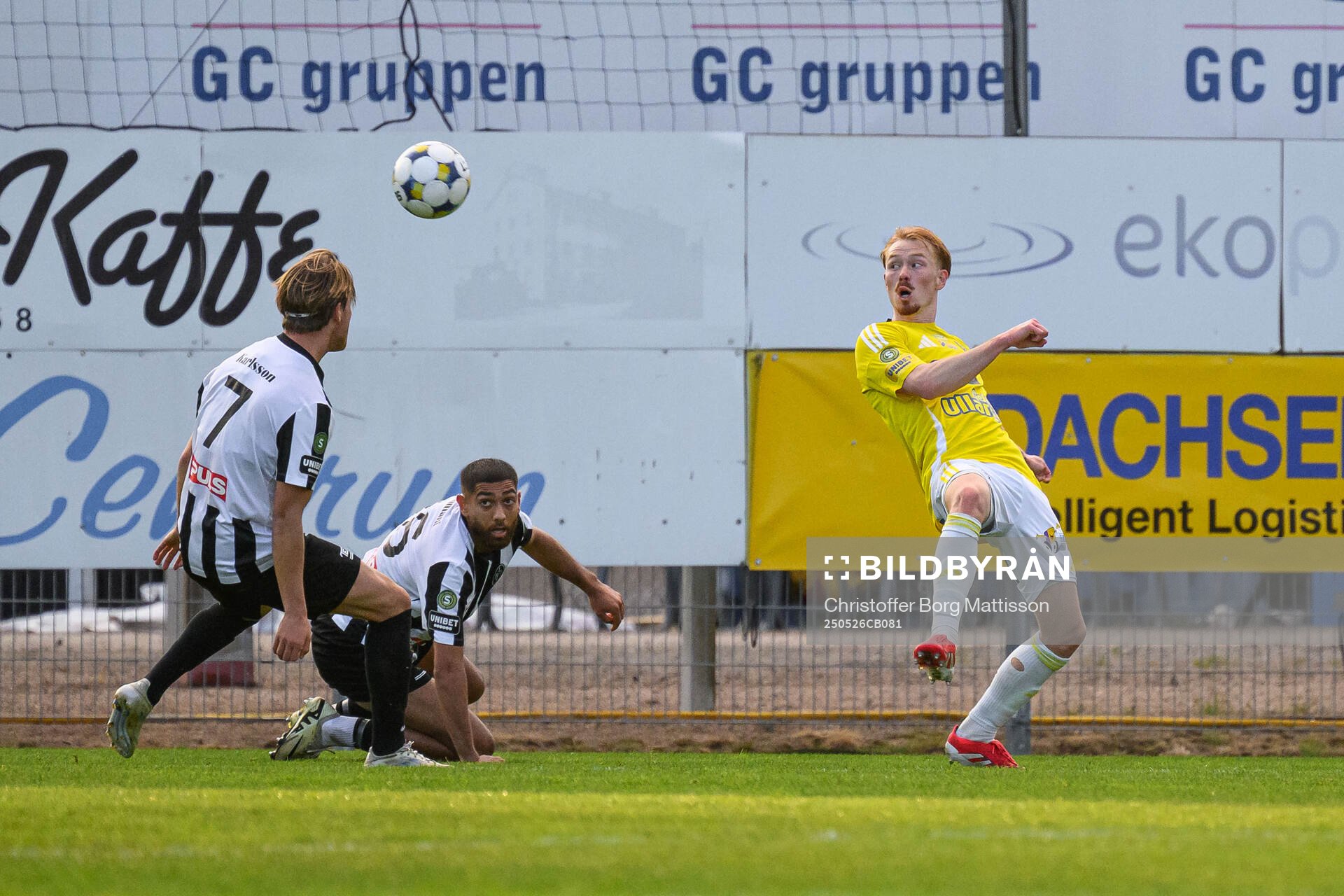 Falkenbergs Linus Borgström mot Landskronas Victor Karlsson och Rassa Rahmani under fotbollsmatchen i Superettan mellan Landskrona och Falkenberg den 26 maj 2025 i Landskrona.