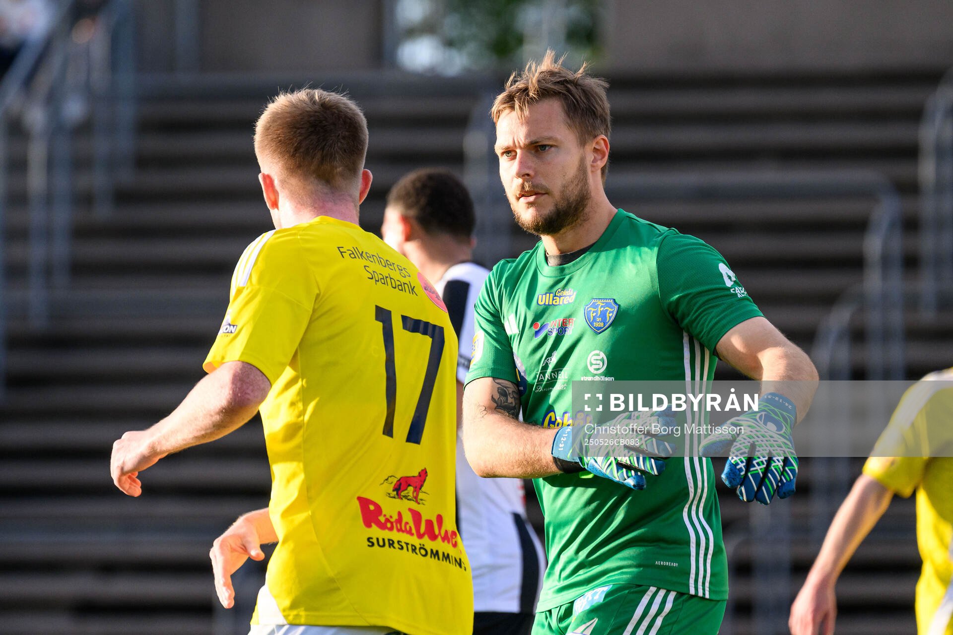 Falkenbergs målvakt Anton Andersson jublar under fotbollsmatchen i Superettan mellan Landskrona och Falkenberg den 26 maj 2025 i Landskrona.