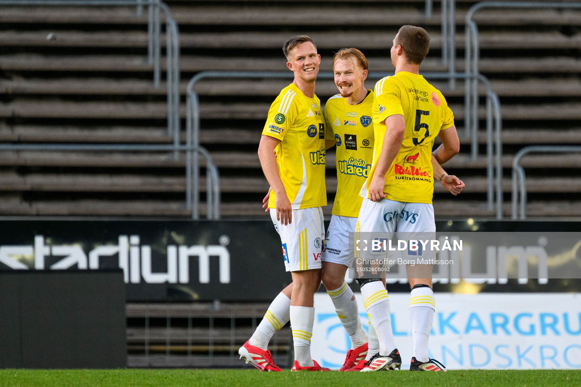 Falkenbergs Linus Borgström jublar med lagkamrater efter fotbollsmatchen i Superettan mellan Landskrona och Falkenberg den 26 maj 2025 i Landskrona.