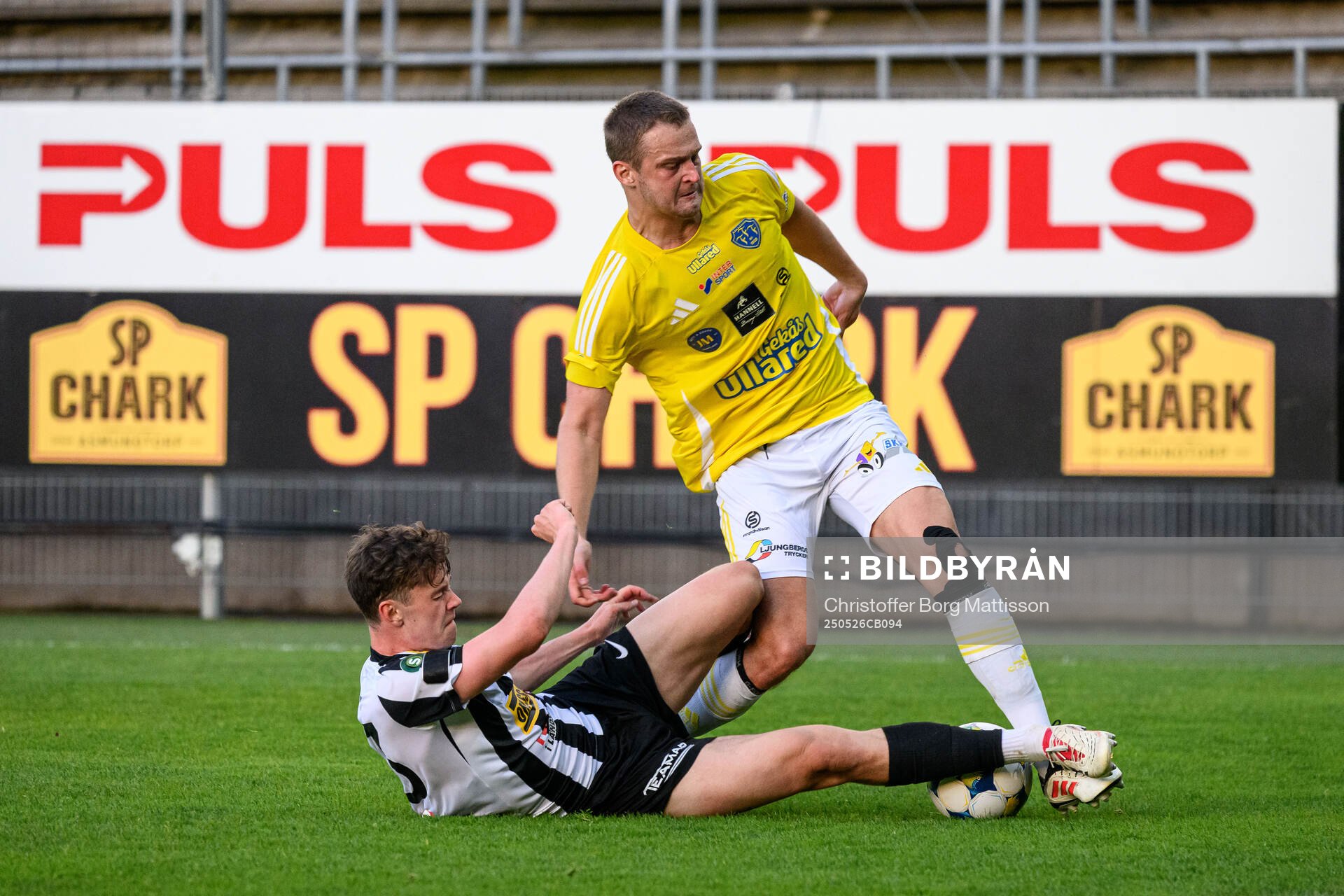 Landskronas Max Nilsson och Falkenbergs Noel Hansson under fotbollsmatchen i Superettan mellan Landskrona och Falkenberg den 26 maj 2025 i Landskrona.