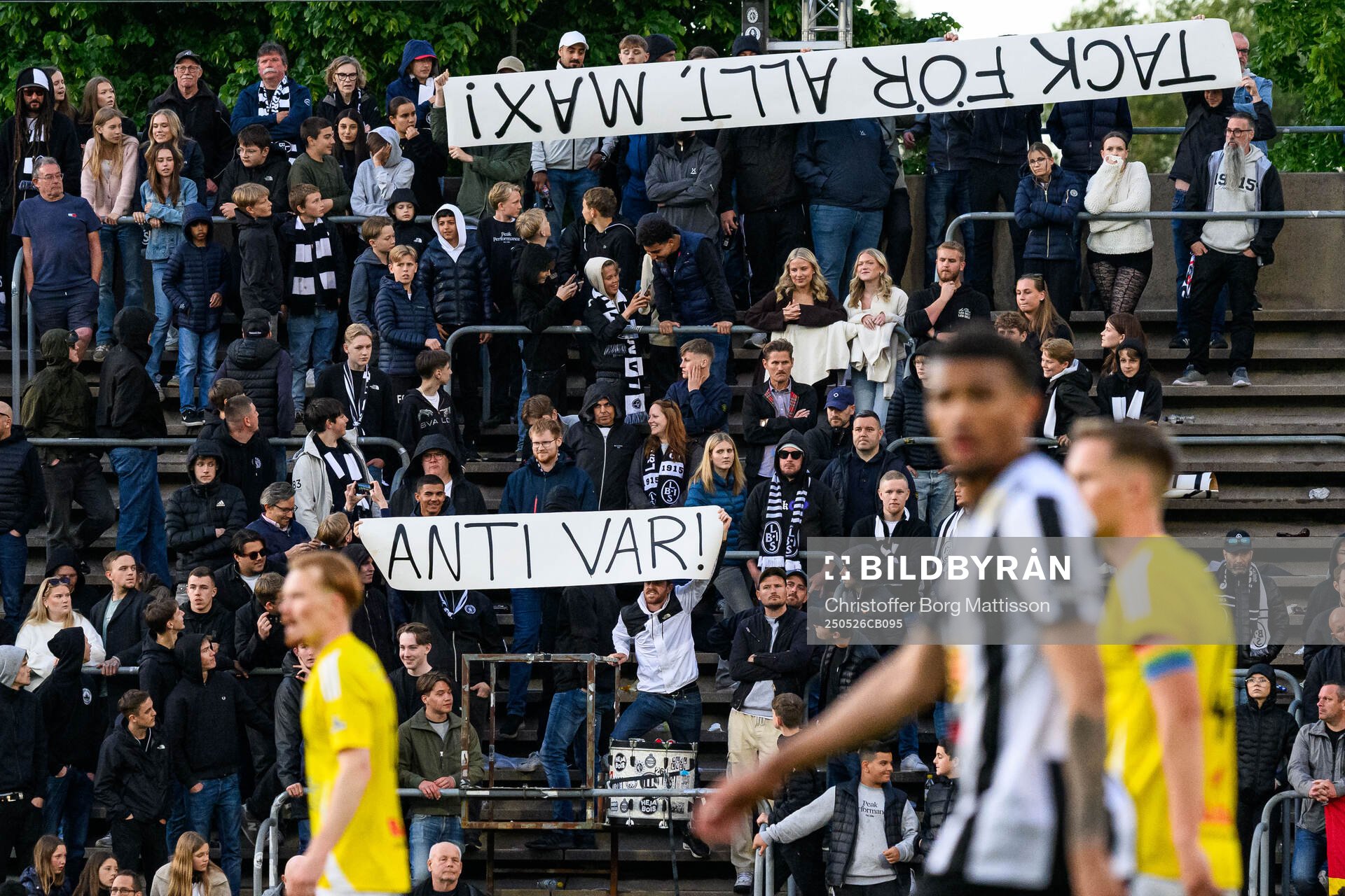 Landskronas supportrar med en banderoll tillägnad tränare