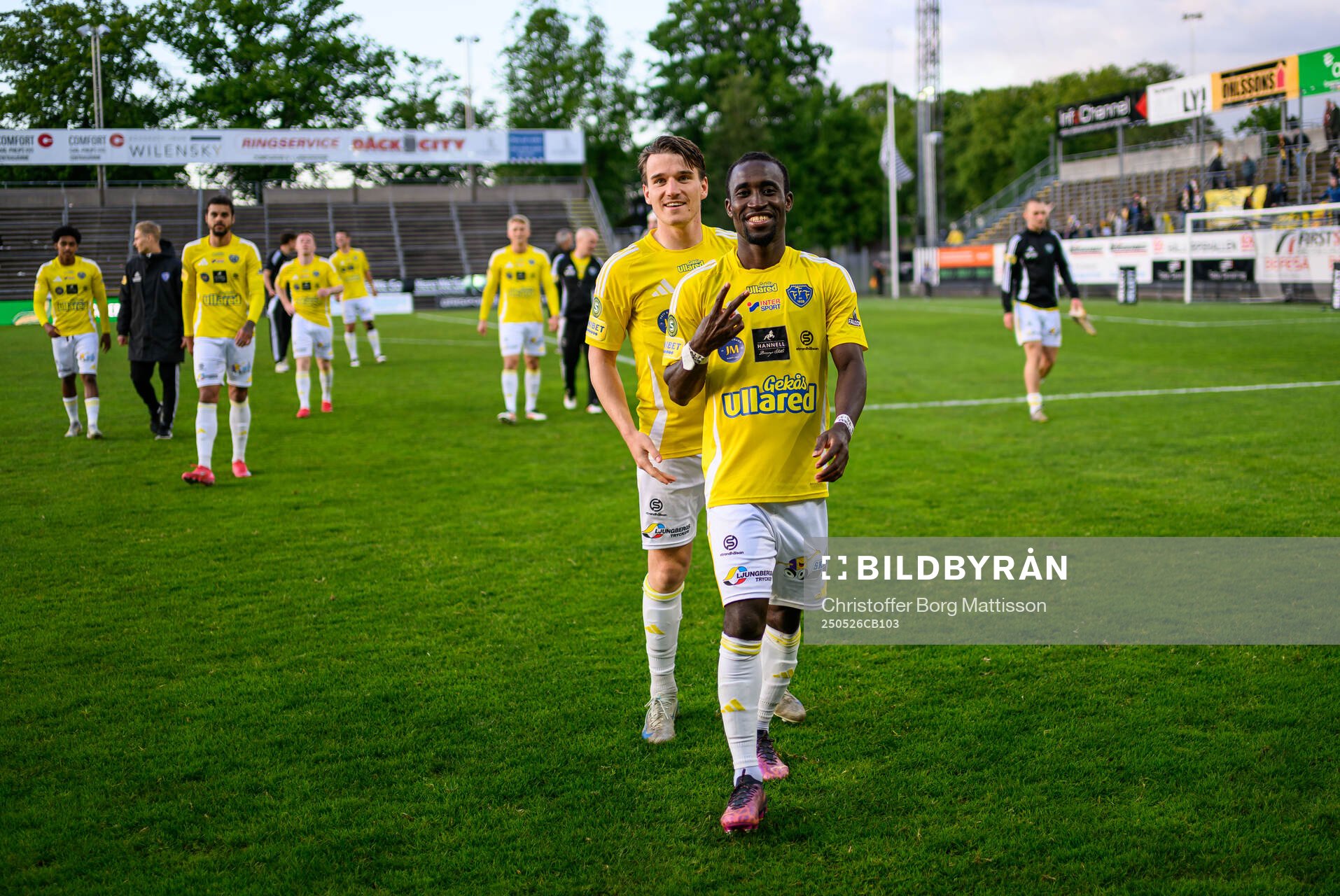 Falkenbergs Oskar Lindberg och Wanbe Godwin Aguda jublar efter fotbollsmatchen i Superettan mellan Landskrona och Falkenberg den 26 maj 2025 i Landskrona.